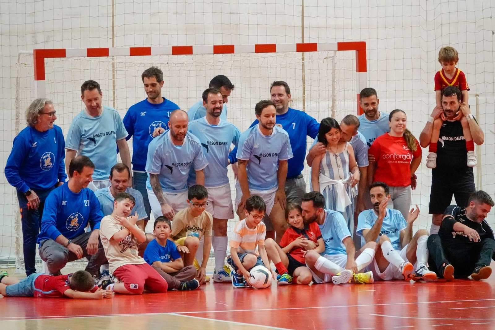 Foto de familia tras la disputa de la final de Copa de fútbol sala.
