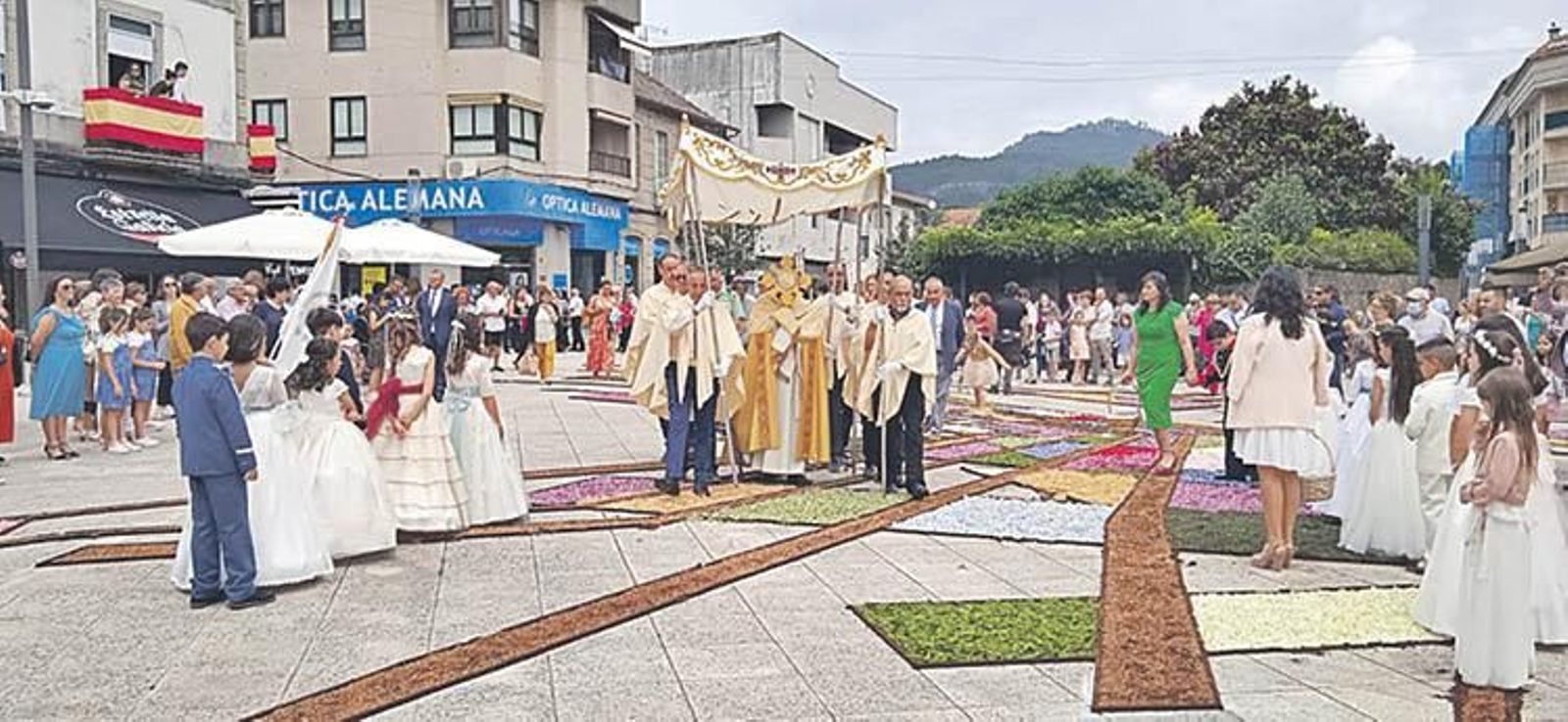 La procesión, ayer, a su llegada a la plaza de A Paradela, junto al Concello, que lució un moderno diseño de tapiz.