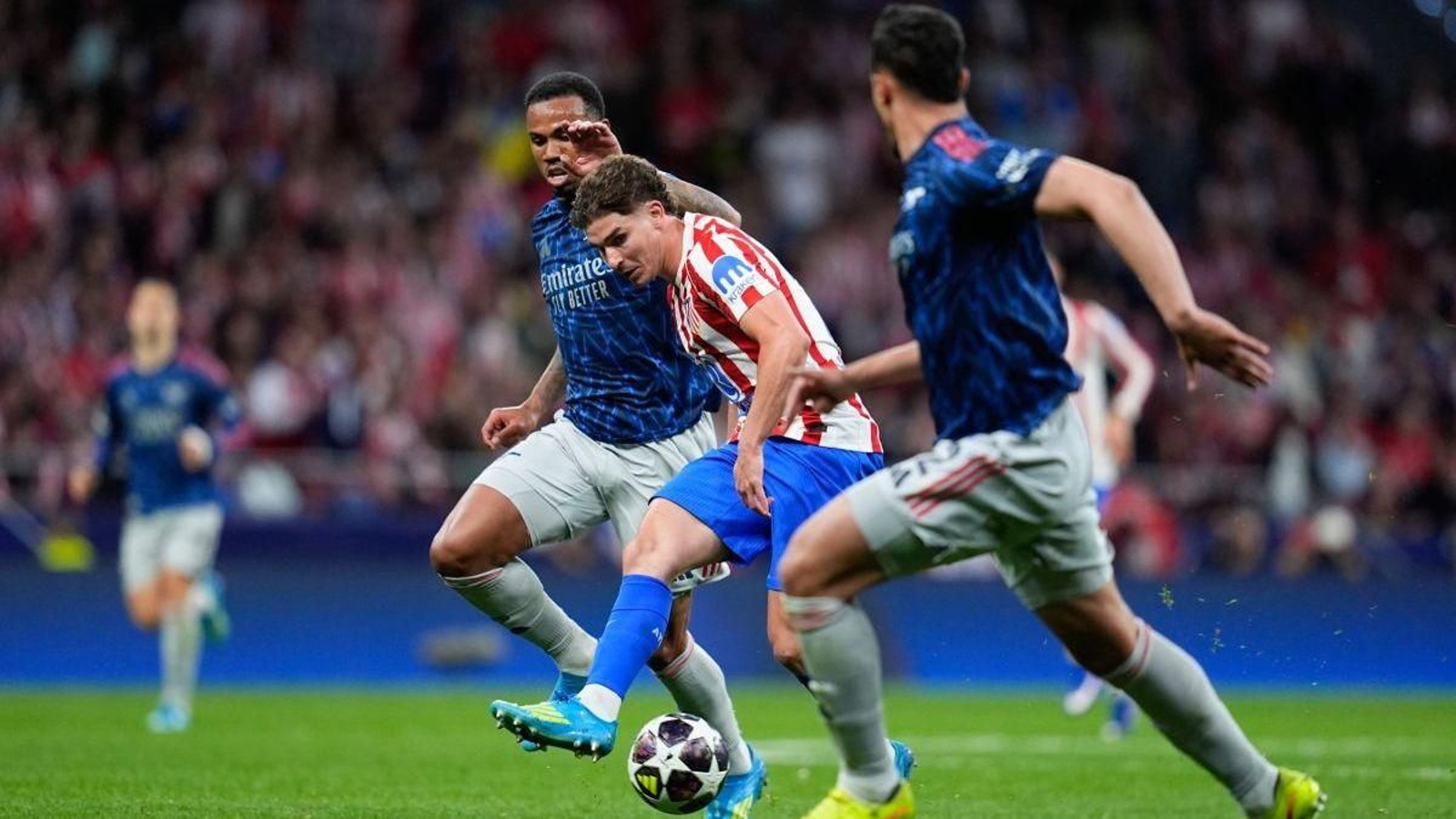 Julián Álvarez controla un balón entre dos rivales en el partido de ayer en el Metropolitano.