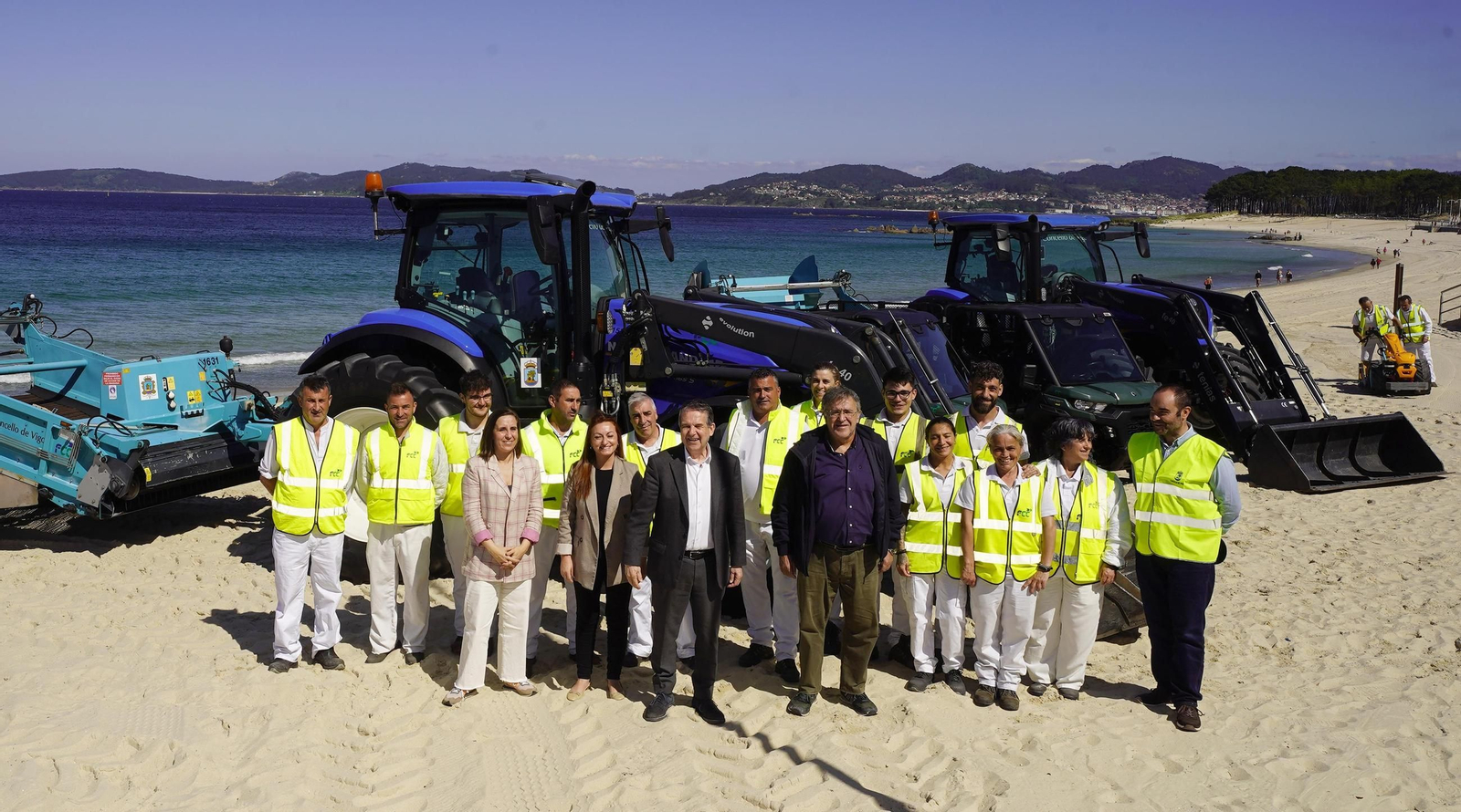 Nuria Rodríguez, Patricia Iglesias, Abel Caballero y Javier Pardo, con los operarios de FCC y la maquinaria.