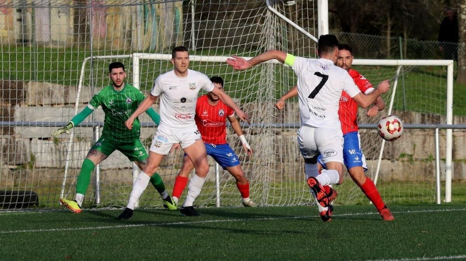 El capitán del Arnoia, Rubén Arce, intenta disparar a puerta ante la mirada de su compañero Hugo García (Marcos Atrio).