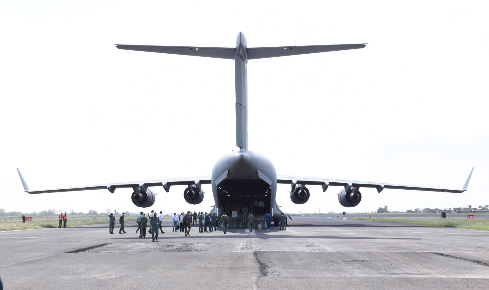 Avión en el aeropuerto de Kabul. // EFE