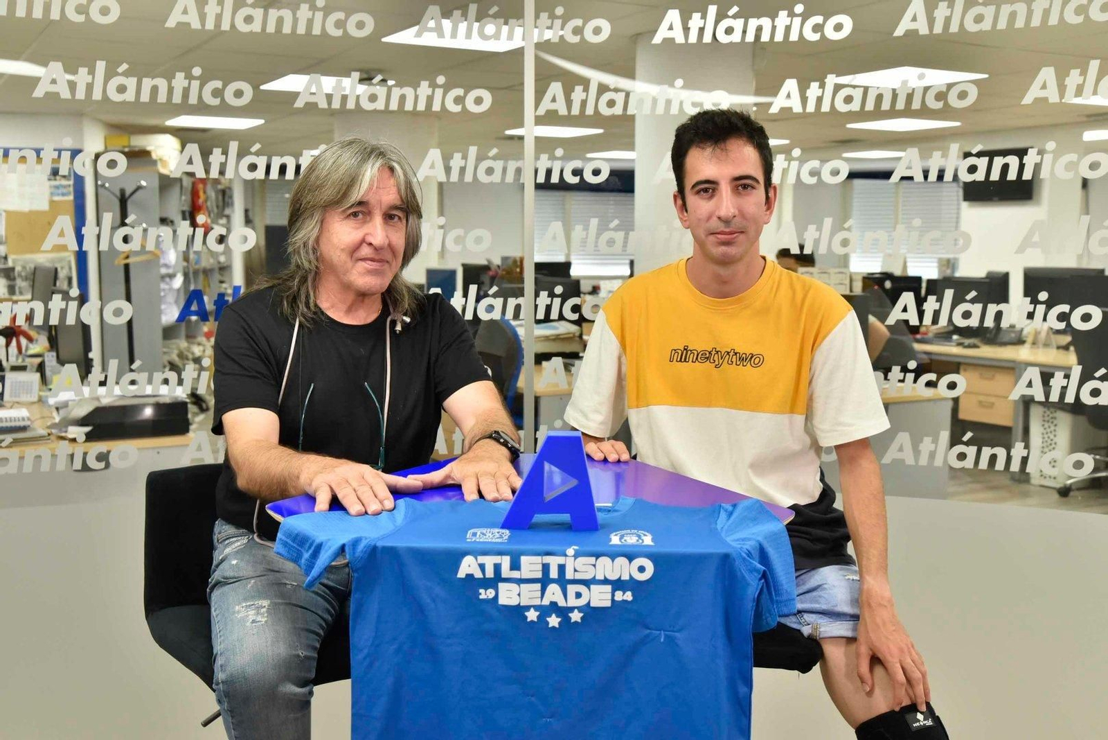 Los entrenadores de atletismo de Beade, en el set de AtlánticoTV.