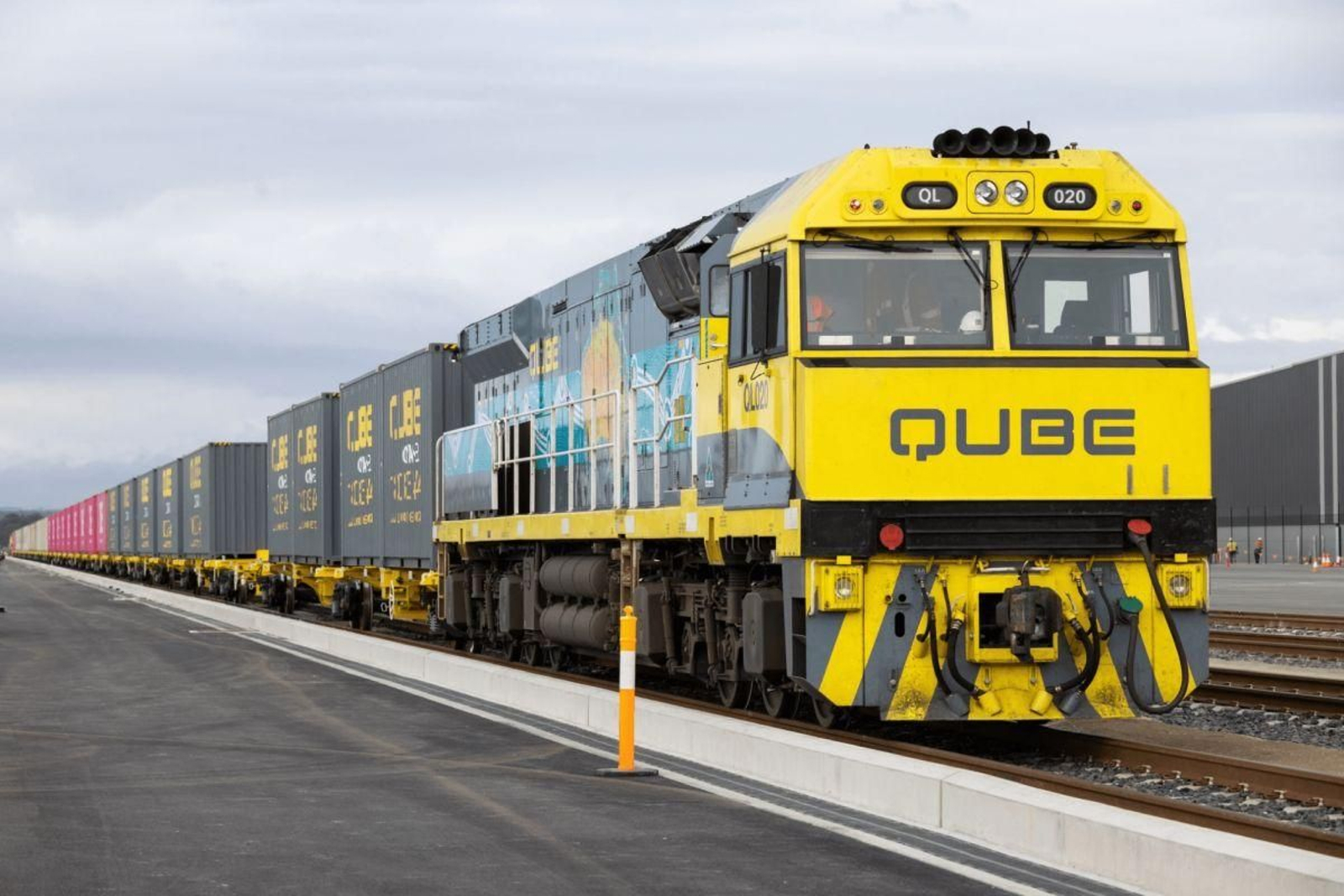 Un tren de la empresa Qube circulando.
