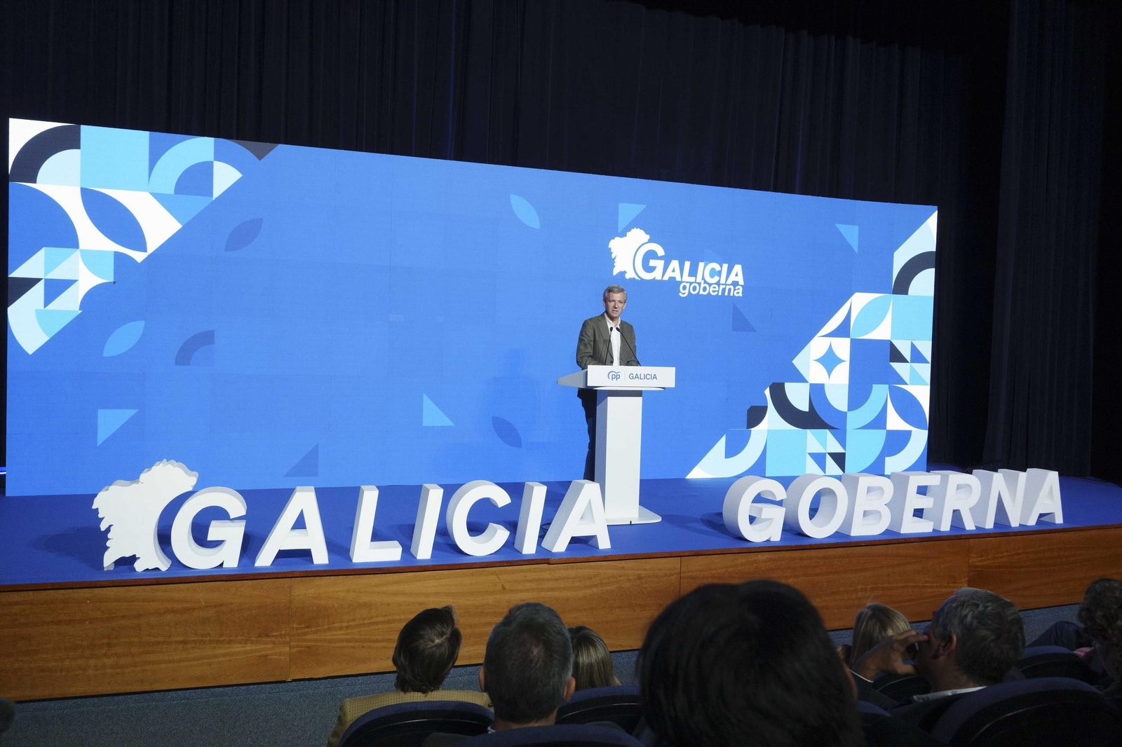 Galería | Rueda lidera el acto del PPdeG en Vigo y hace balance del mandato