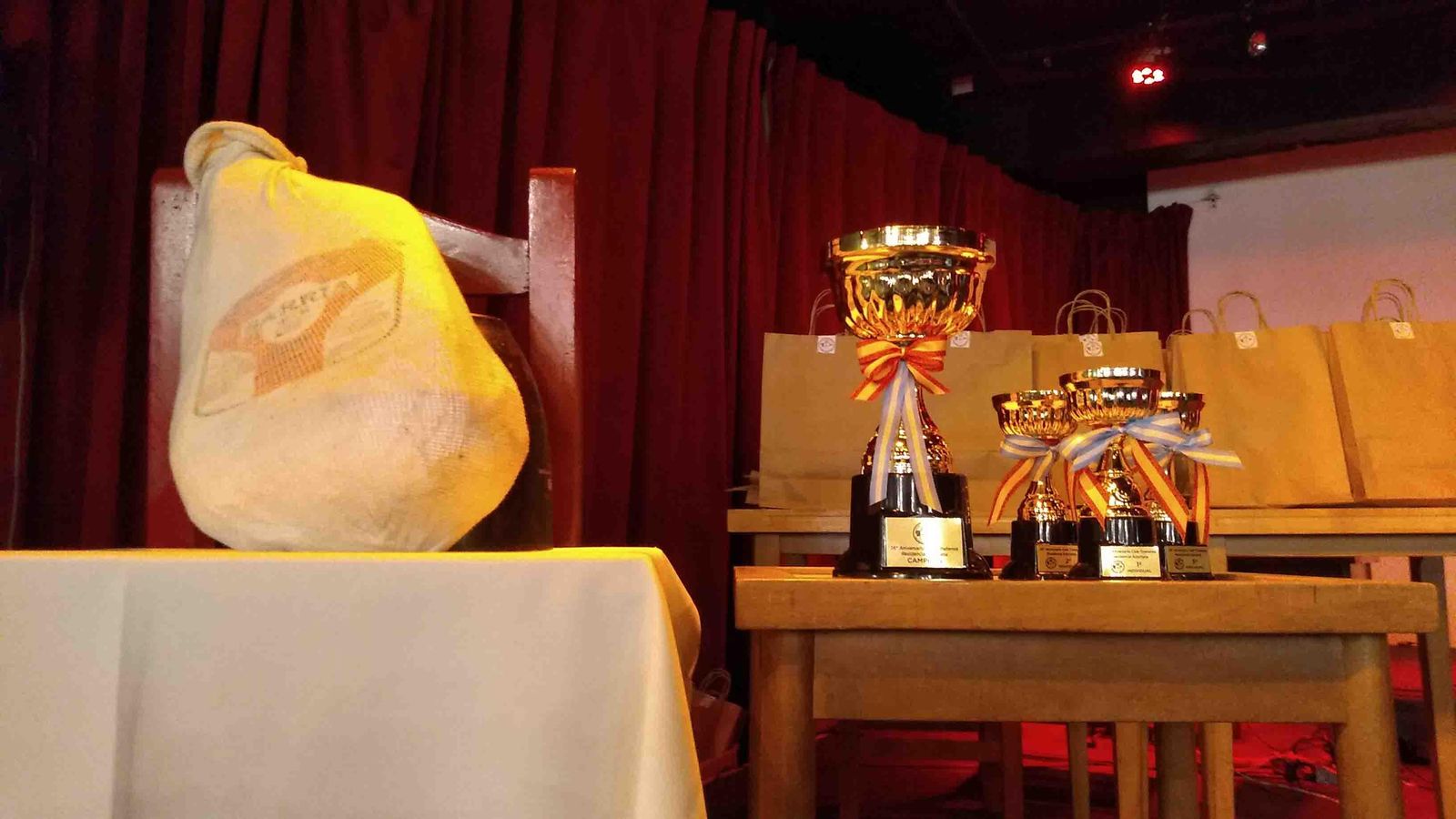Trofeos de la "Copa de Bolos Celta 36º Aniversario Club Tinetense Residencia Asturiana"