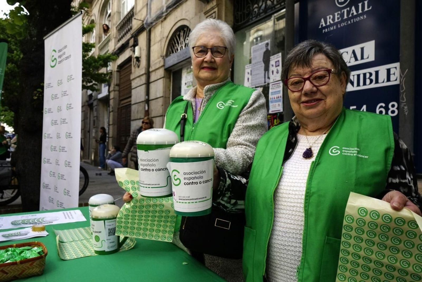 Voluntarias de la AECC en la mesa que ocupó ayer la calle del Paseo.