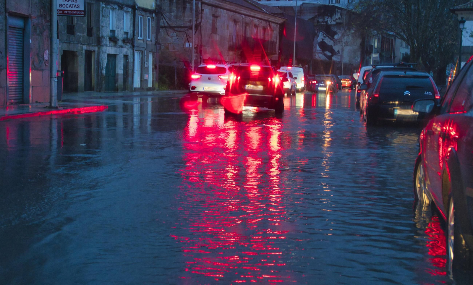 Galería | Calles inundadas y fuerte oleaje en la ría de Vigo por el temporal