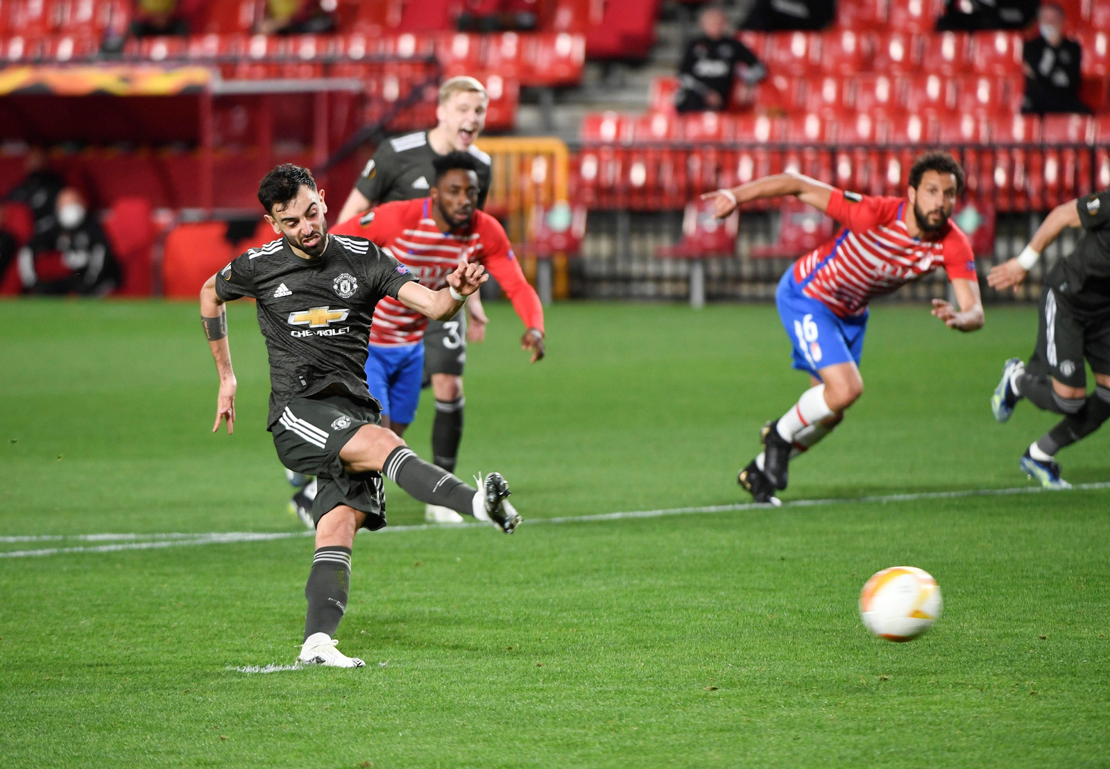 Bruno Fernandes anotó ayer el segundo gol del United.
