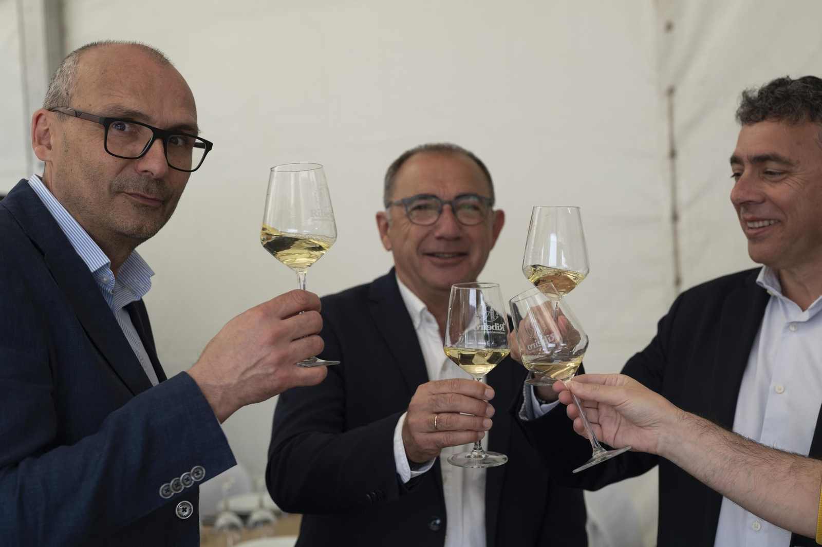 Ambiente festivo, brindis y degustaciones en el recinto de la Alameda de Ribadavia durante la celebración de la 63ª Feira do Viño do Ribeiro