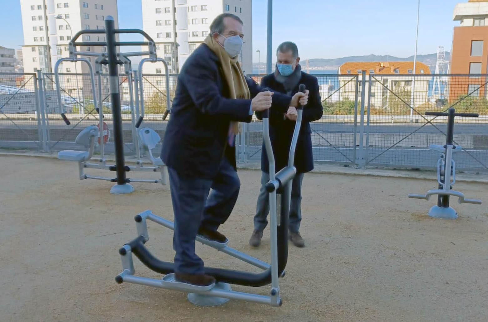Caballero visitó ayer junto al edil Ángel Rivas el nuevo parque biosaludable de la Vía Verde.
