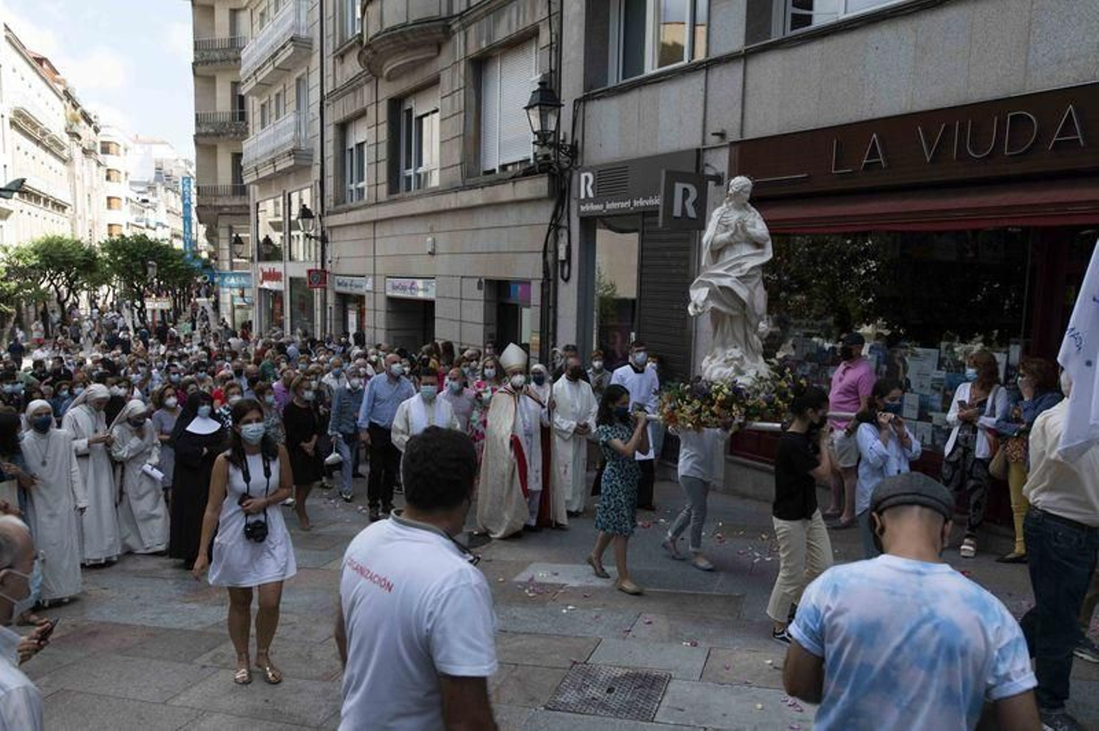 Ofrenda a la imagen de la Virgen Inmaculada en la iglesia de Santa Eufemia // FOTO: MARTIÑO PINAL