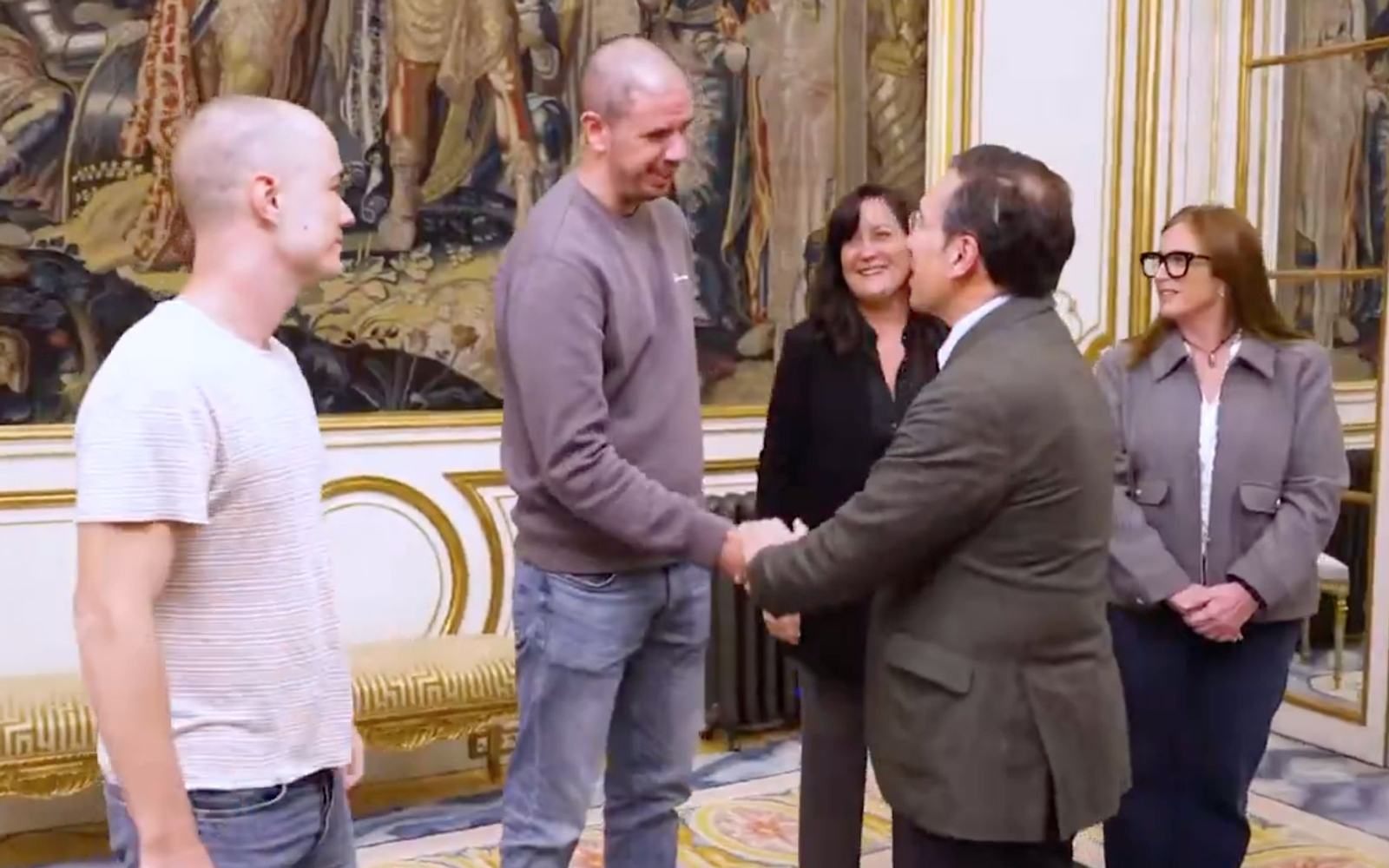 Albares saludando a cuatro de los españoles liberados de las cárceles de Venezuela