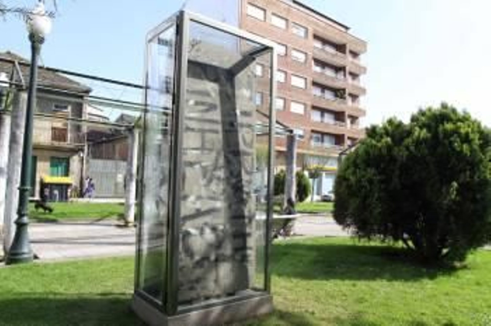 Arriba, los fragmentos en la actualidad. Sobre estas líneas, adosados al viaducto. Foto: Landín