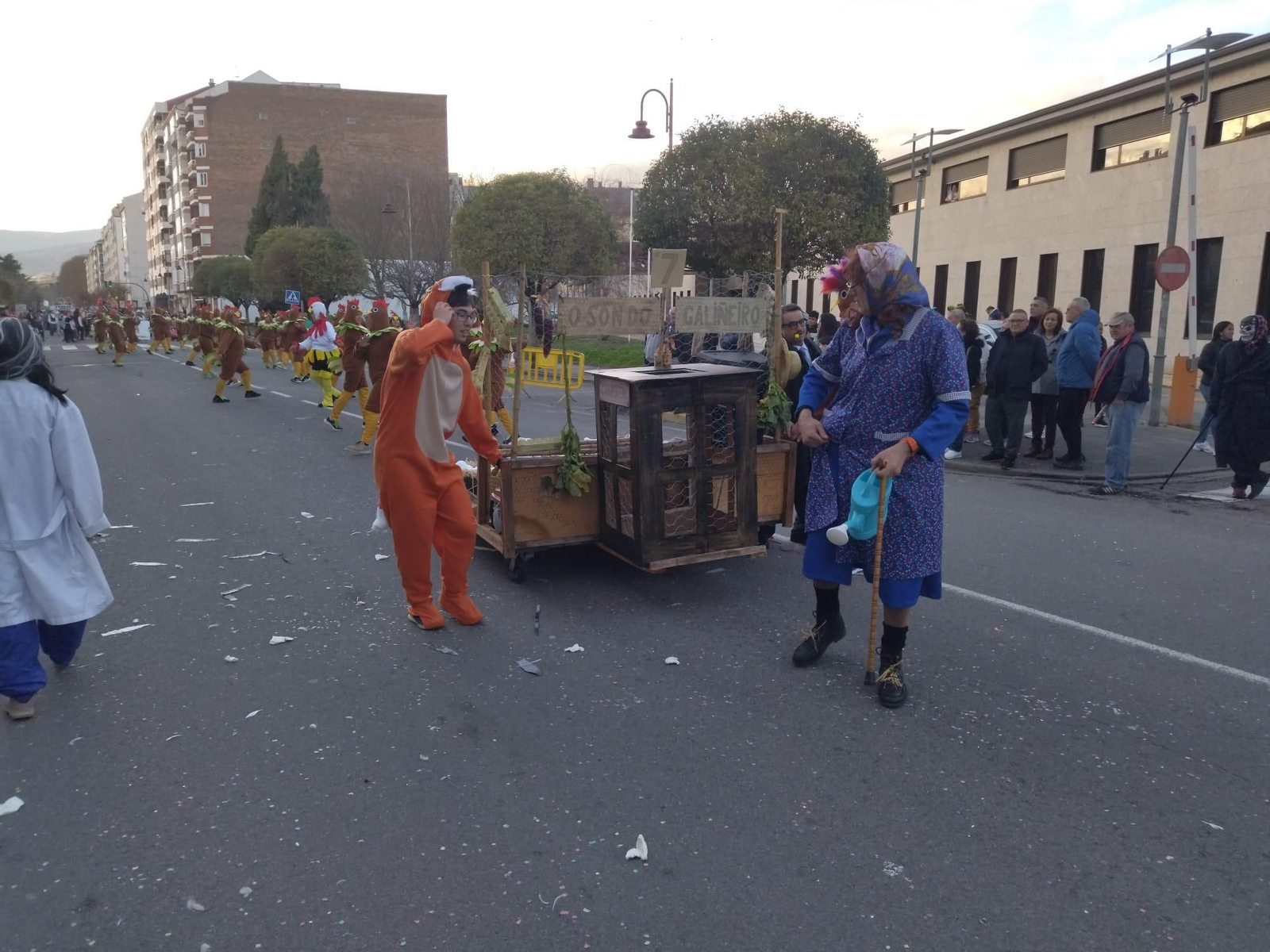 Galería | Música, paparota y mucho colorido en la comarca de Valdeorras durante su Martes de Entroido