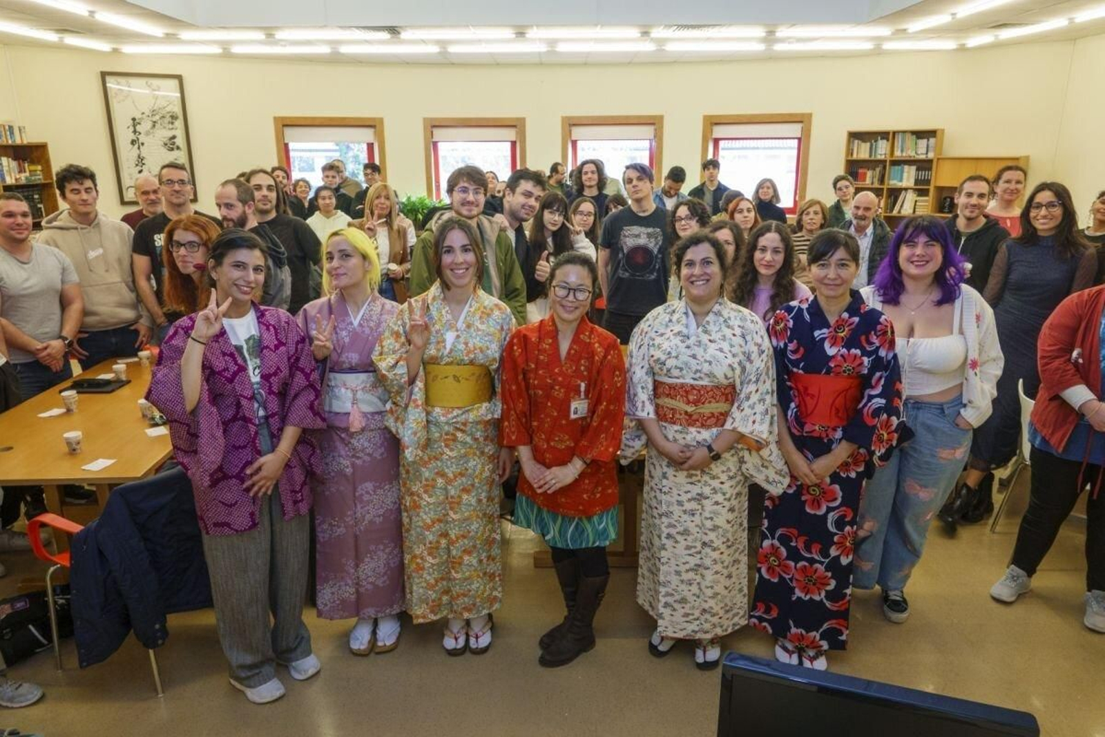 Foto de familia de los asistentes a la ceremonia del té.