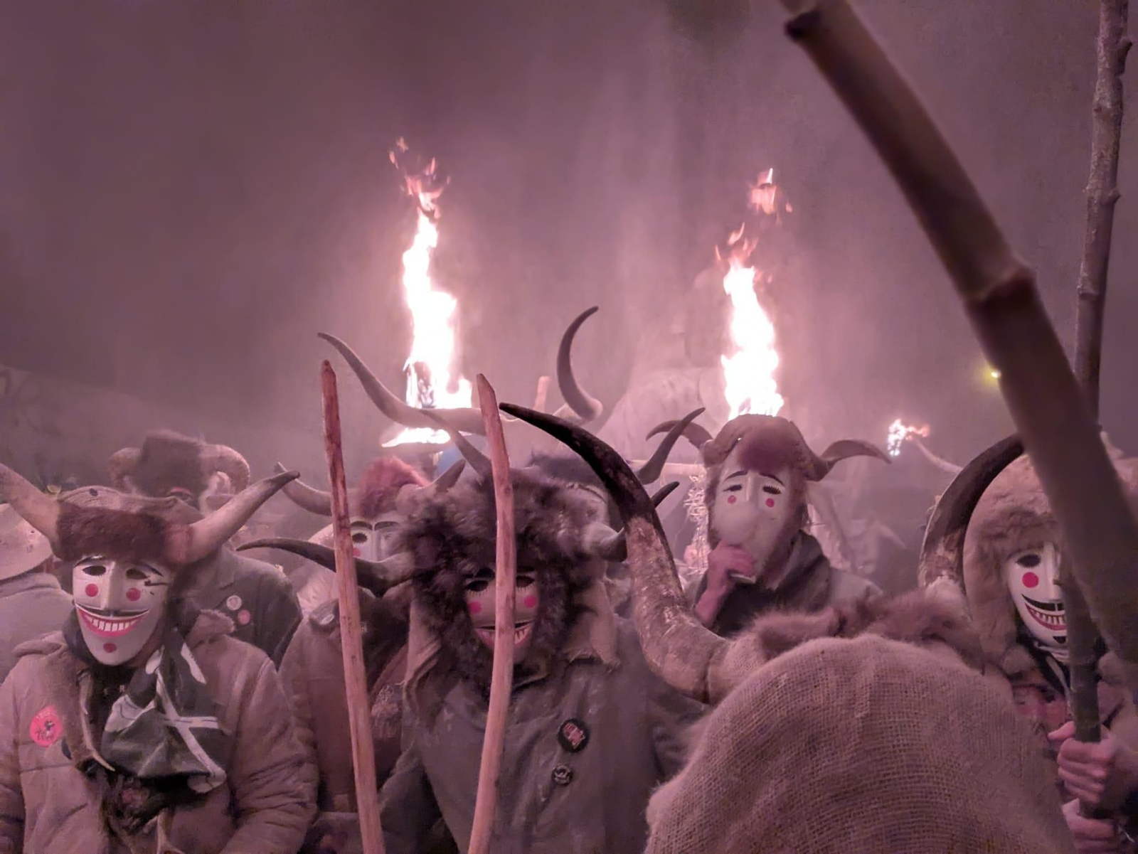 La Baixada da Marela atrae cada año a visitantes que buscan vivir un entroido auténtico, alejado de artificios.