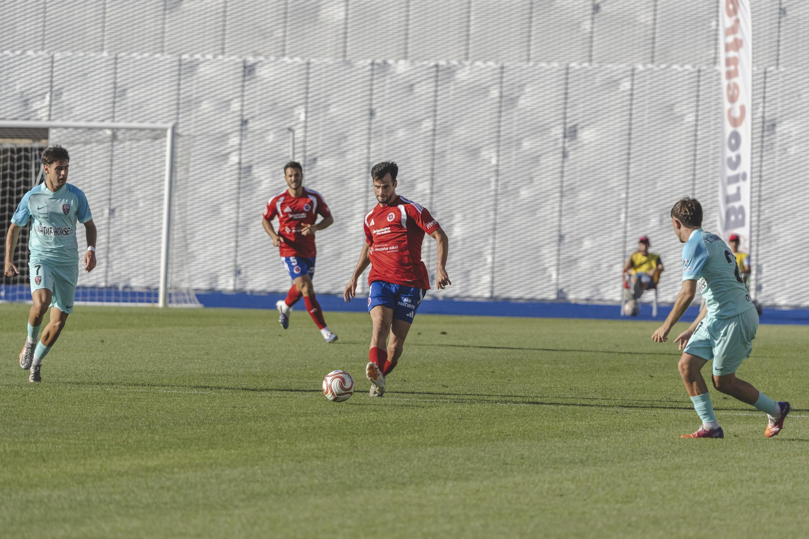 Galería |  O Couto vive una jornada de calor y una nueva derrota de la UD Ourense en Primera Federación