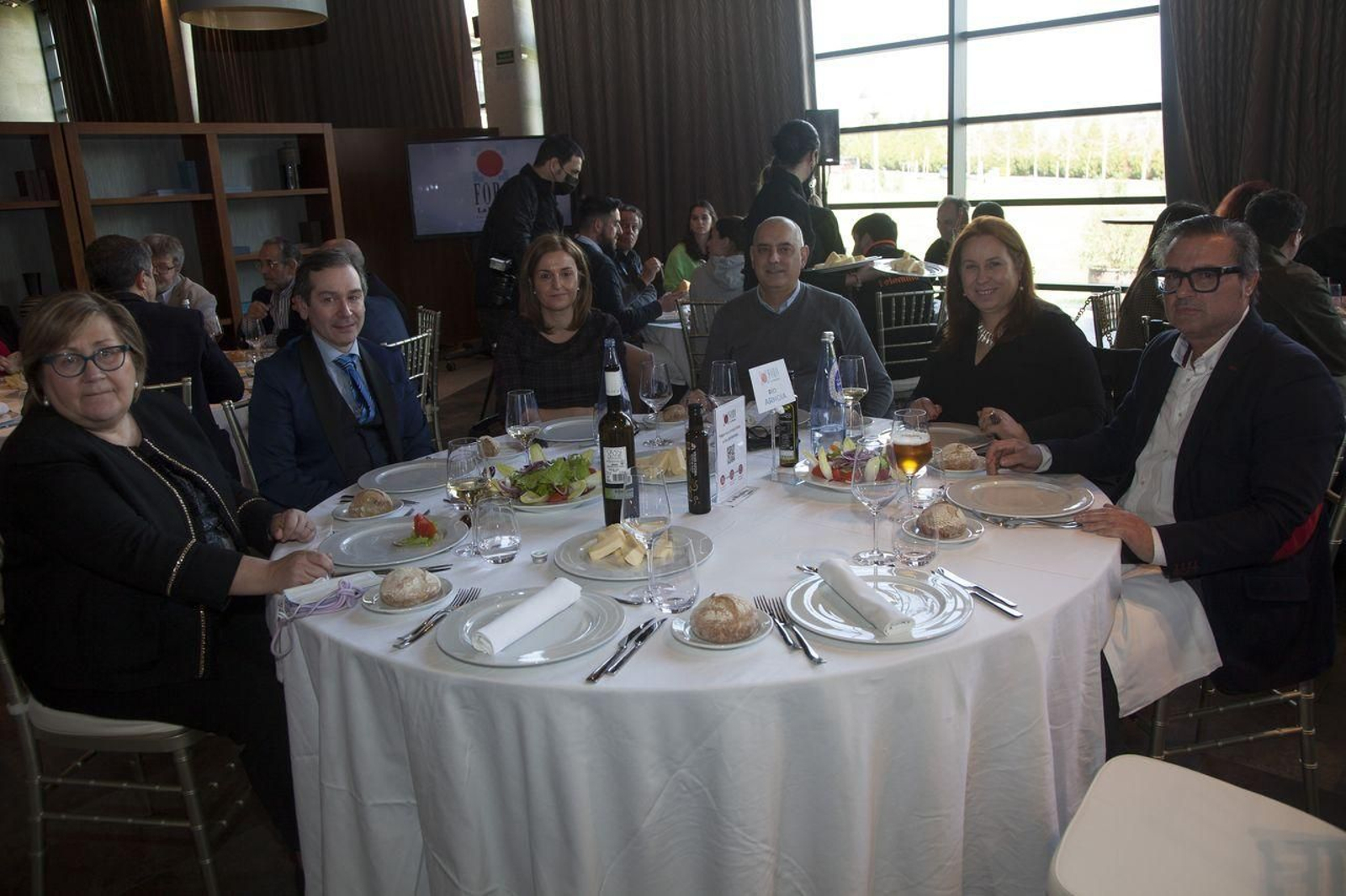 Pilar Rodríguez, tesorera de la Agrupación de Libreros de Ourense; Miguel Michinel, secretario general de la Universidad de Vigo; Elena Rivo, comisionada de Coordinación Institucional de la UVigo; Juan Dasilva, del Departamento Comercial de La Región; Maricarmen González, abogada, y Miguel Ángel Novoa Gil, director de Atresmedia Galicia Sur.