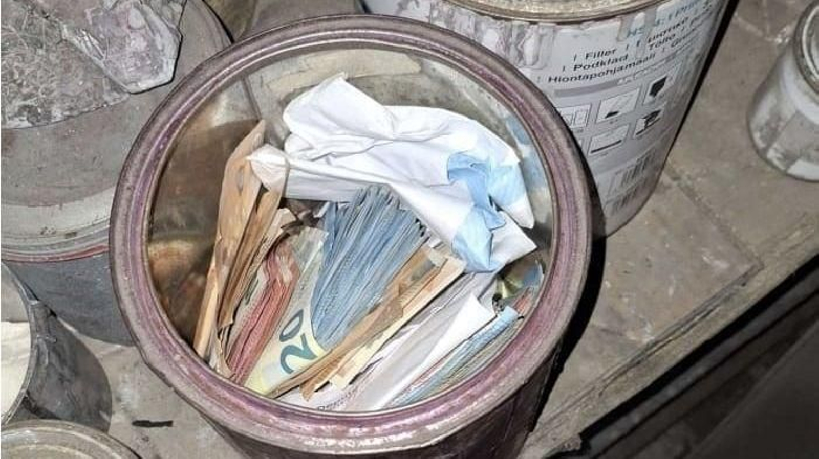 El dinero guardado en el interior de un bote.