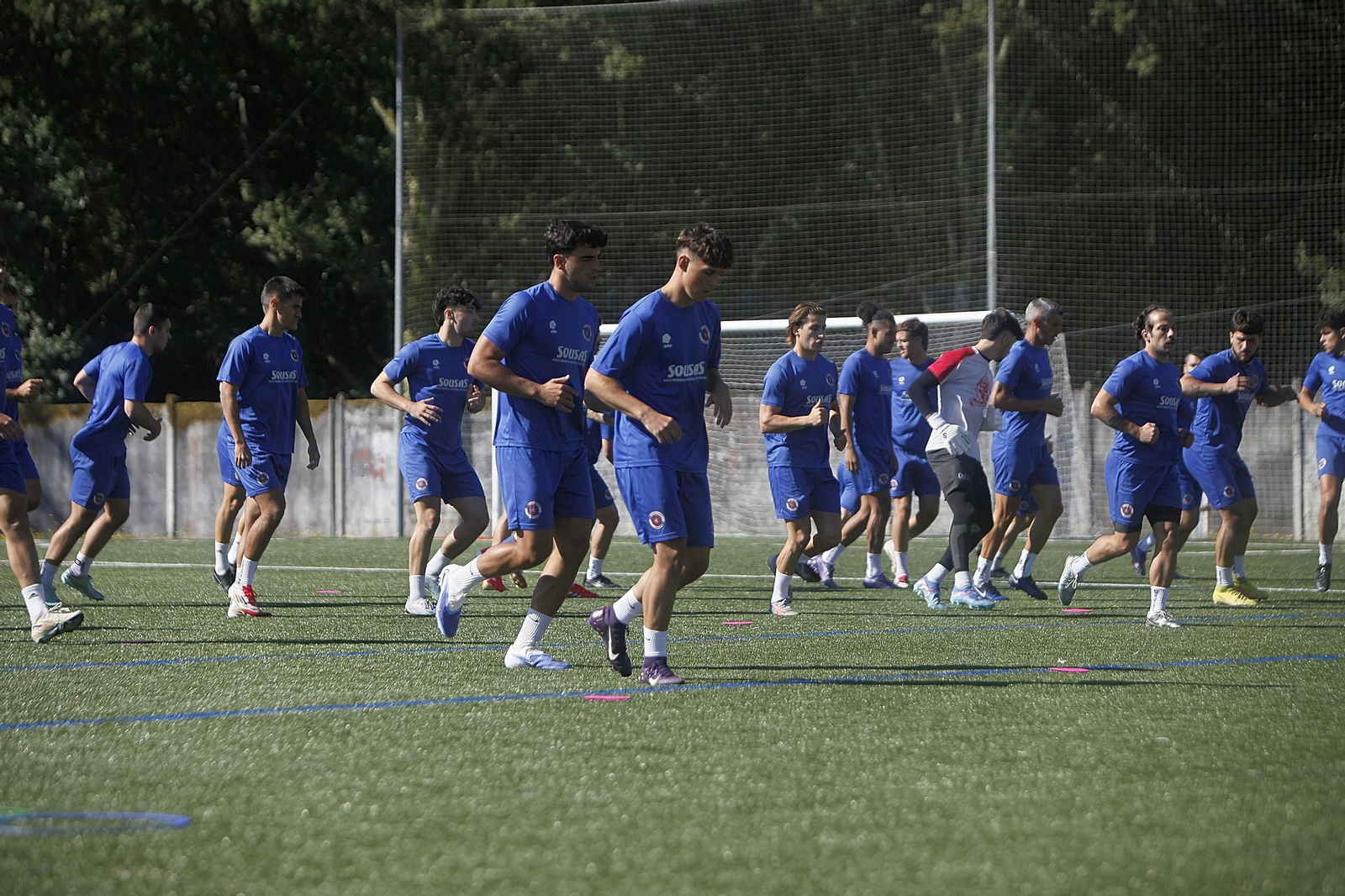 Los 21 jugadores y cuatro juveniles de la UD Ourense acudieron puntuales a las 9:00 h a su primer día de pretemporada