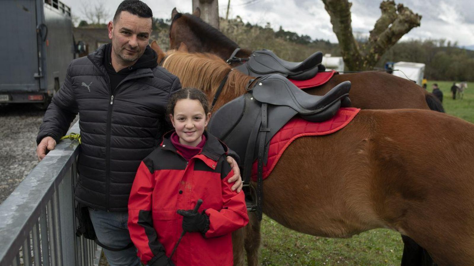 Padre e hija alistándose para realizar la ruta juntos.