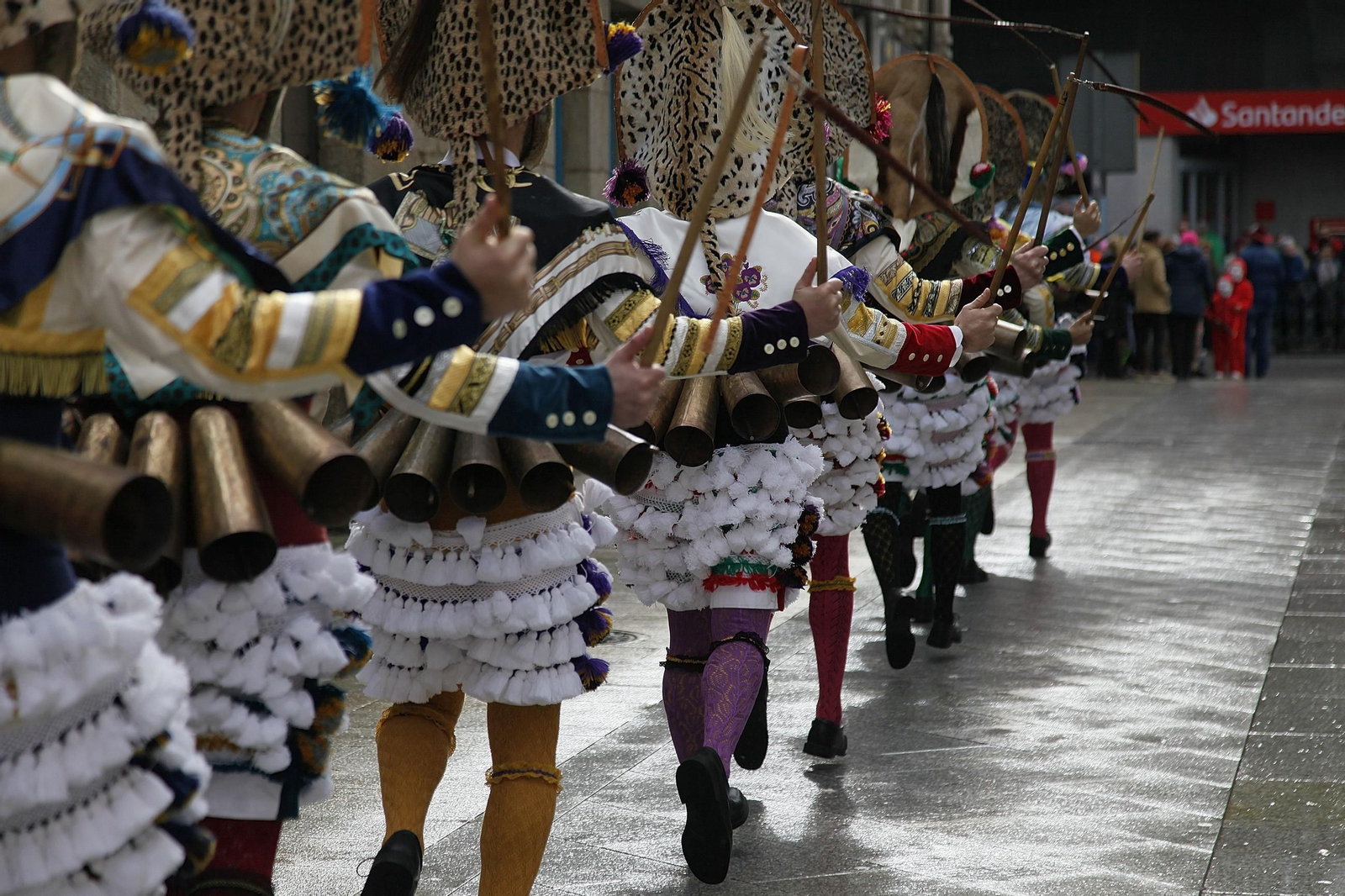 Galería | Música, color y tradición con las llegada de los Cigarróns a Verín durante el Domingo de Corredoiro