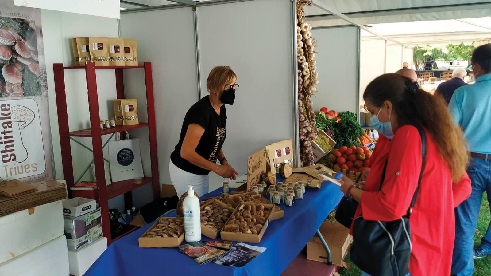 Clientes ante un puesto de la Feira de Produtos Tradicionais. (J.C.)