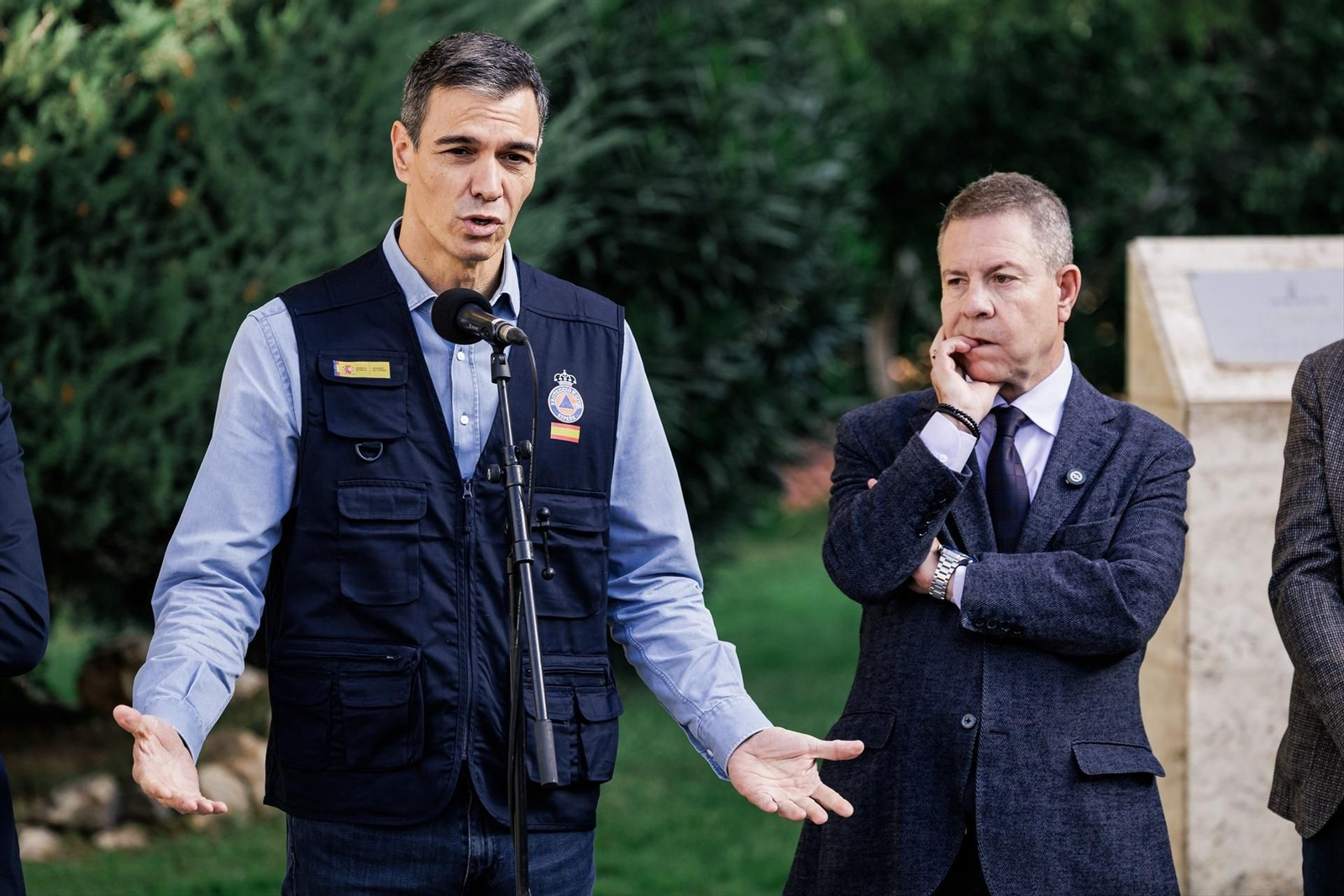 El presidente del gobierno de España, Pedro Sánchez, junto al presidente de Castilla-La Mancha
