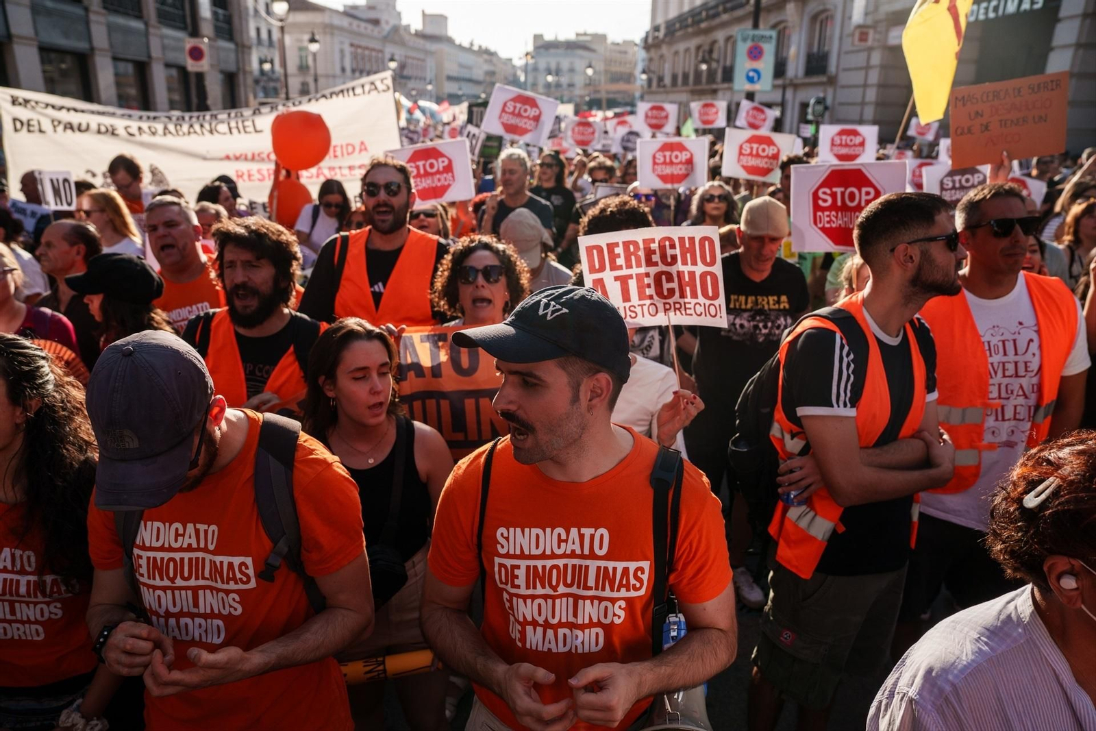 Voluntarios del Sindicato de Inquilinas durante la manifestación en Madrid para denunciar el desahucio de Maricarmen