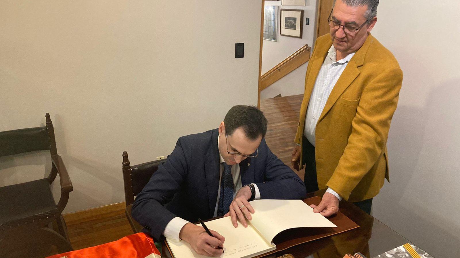 Firmando en el libro de honor