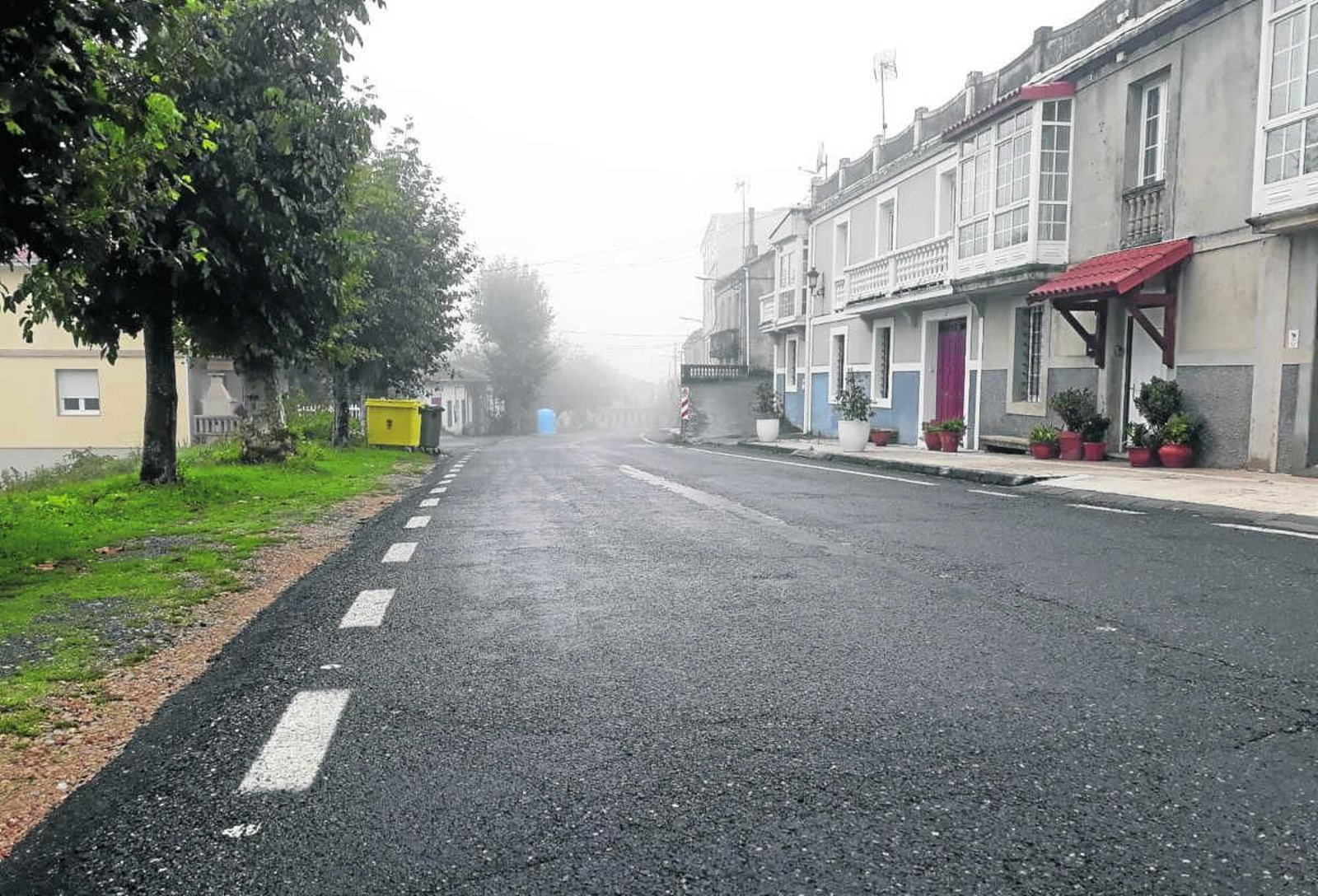 A OU-154 é a princial vía do núcleo de O Reino, en Piñor.