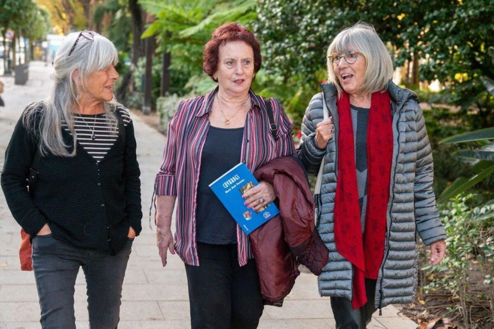 Merçona Puig Antich, Flor Baena y Carme Puig Antich, ayer en la Alameda de Vigo y hoy estarán en el Marco.