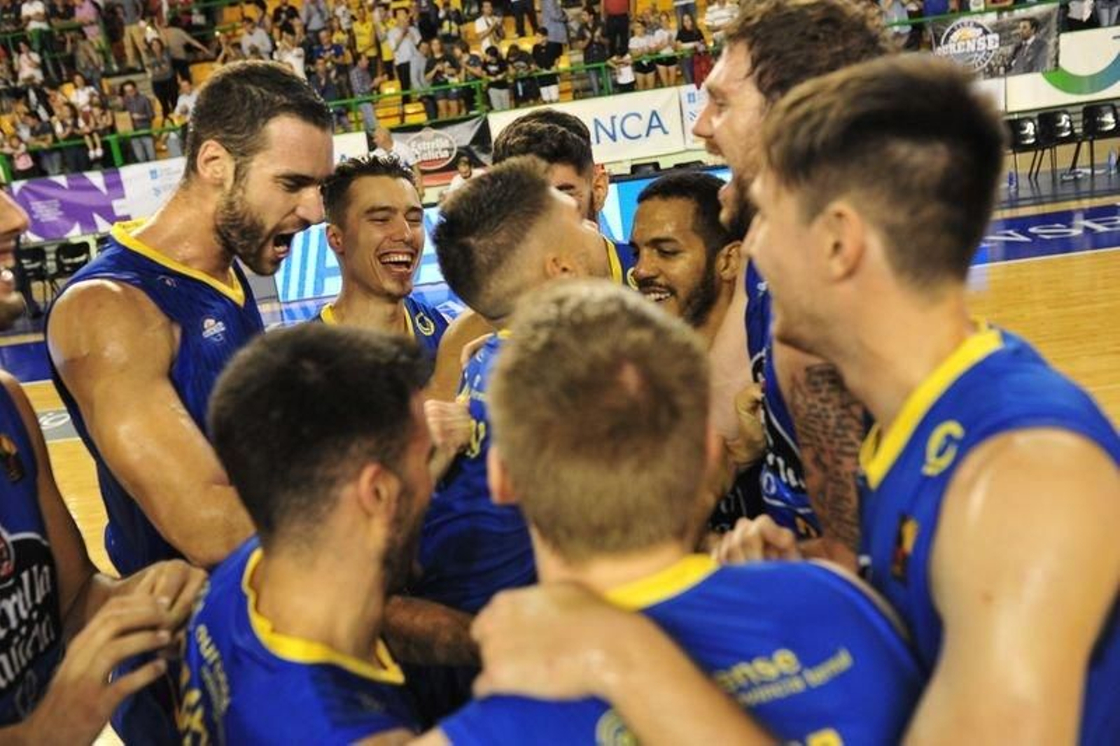 Los jugadores del COB celebran la primera victoria de la temporada en un Pazo que se puso varias veces en pie durante el partido (JOSÉ PAZ).