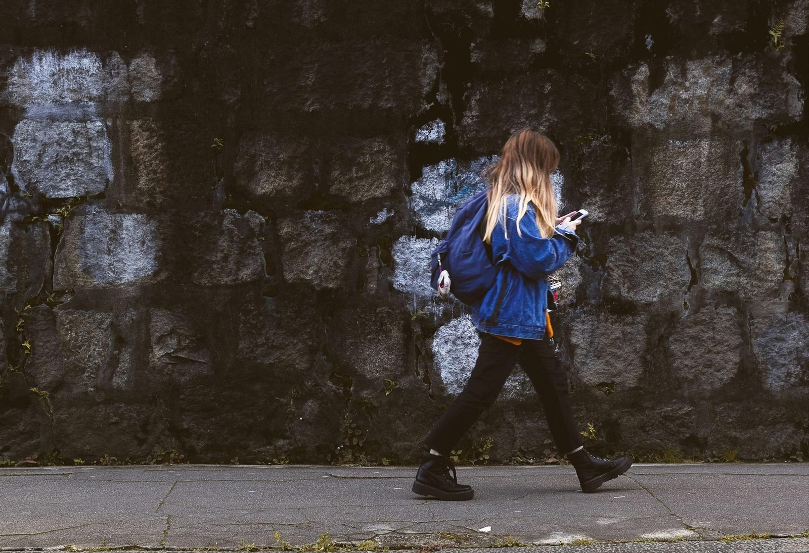 Una joven camina por la calle