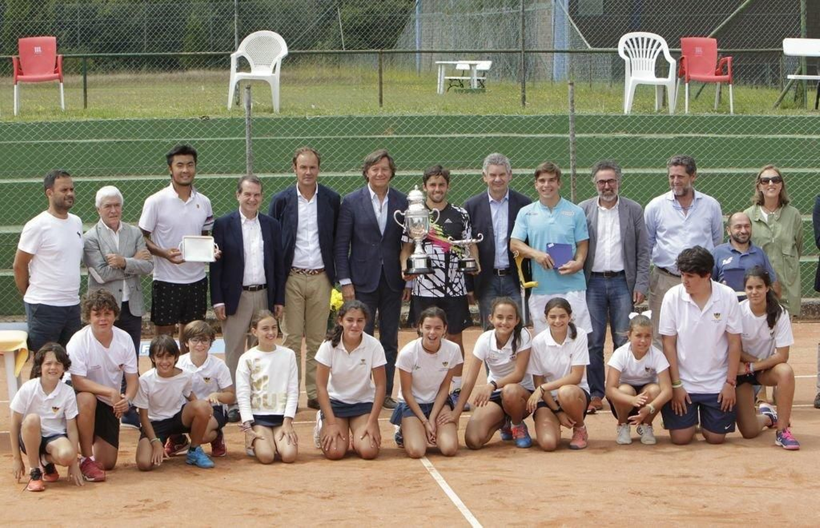 Foto de familia con jugadores, autoridades y recogepelotas.