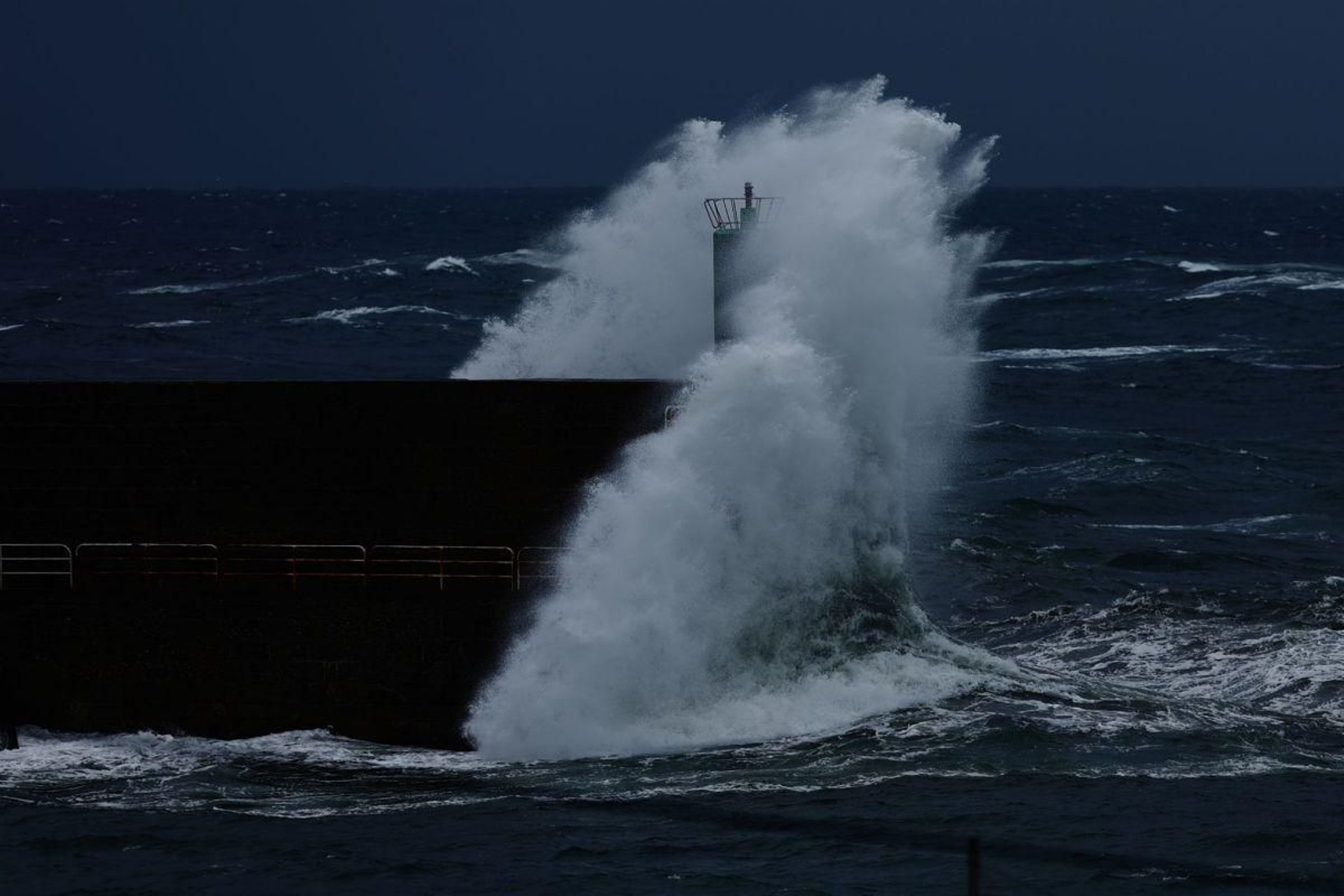 El fuerte viento propició escenas como la de la foto, al batir el mar con el espigón del puerto de A Guarda. // Alberte