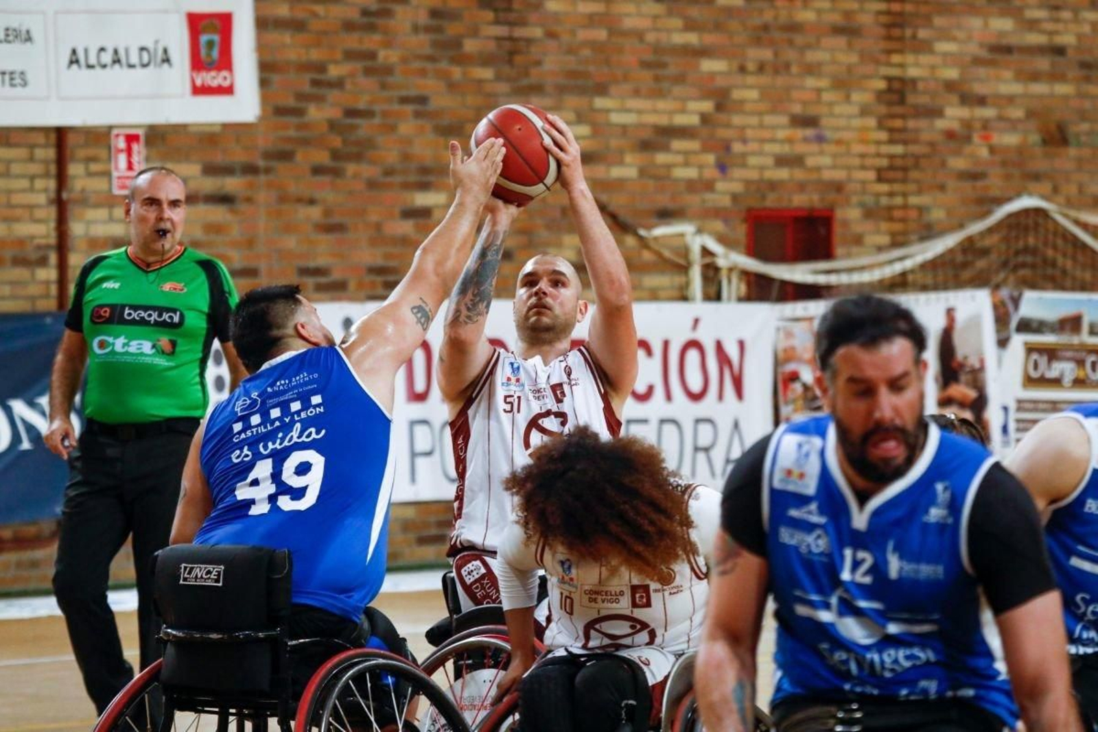 Agustín Alejos, del Amfiv, lanza a canasta en el partido de la primera vuelta contra el Servigest Burgos.