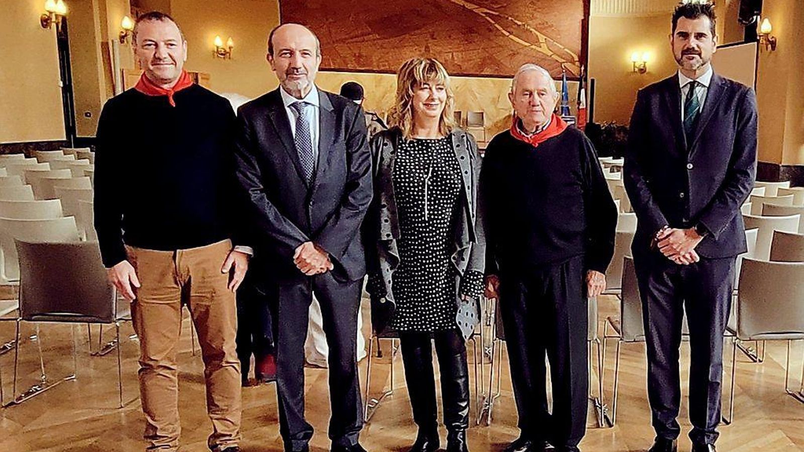 Las cuestiones sociales eran de máxima importancia para Oliver y en las jornadas para recaudar fondos para los “sin techo” no faltaban las autoridades españolas.