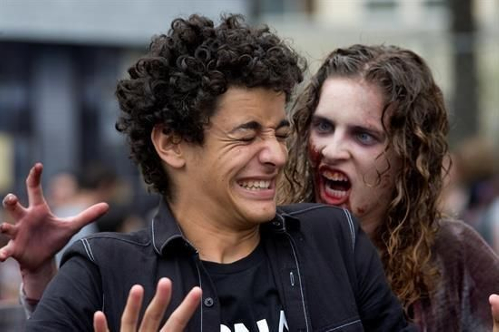 Josh Thomas reacciona al susto de una fan disfrazada como una "caminante".