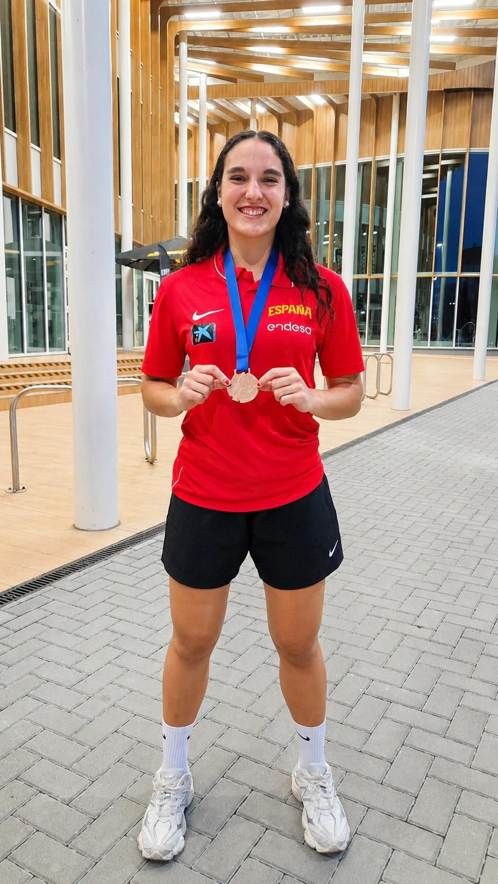 La porriñesa Paula Salinas posa con la medalla de bronce en Lituania.