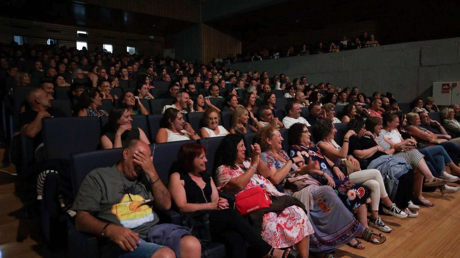 Un Auditorio de Verín lleno disfrutó con el monólogo de Xosé Antonio Touriñán durante esta edición del FIC.
