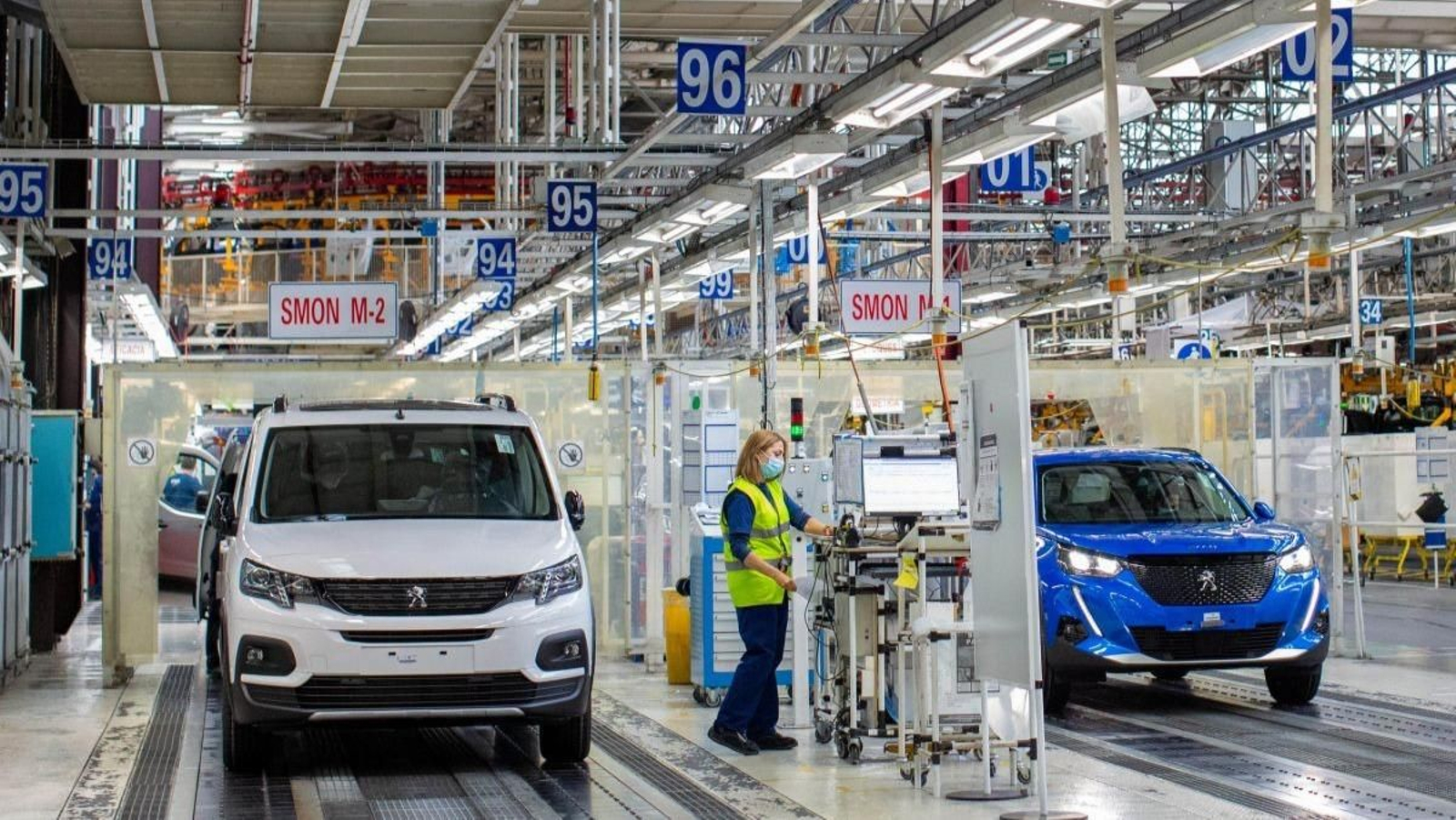 Las dos líneas de montaje de la fábrica viguesa, la de las furgonetas y la del SUV.