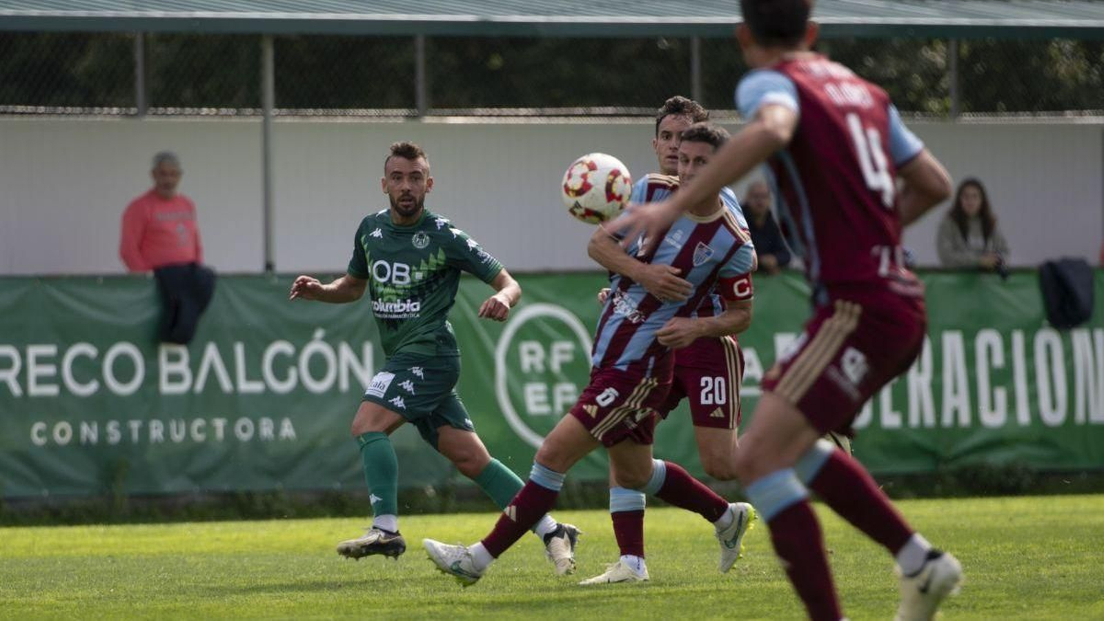 Jordan Sánchez, lateral derecho del Arenteiro, ante la Gimnástica Segoviana.