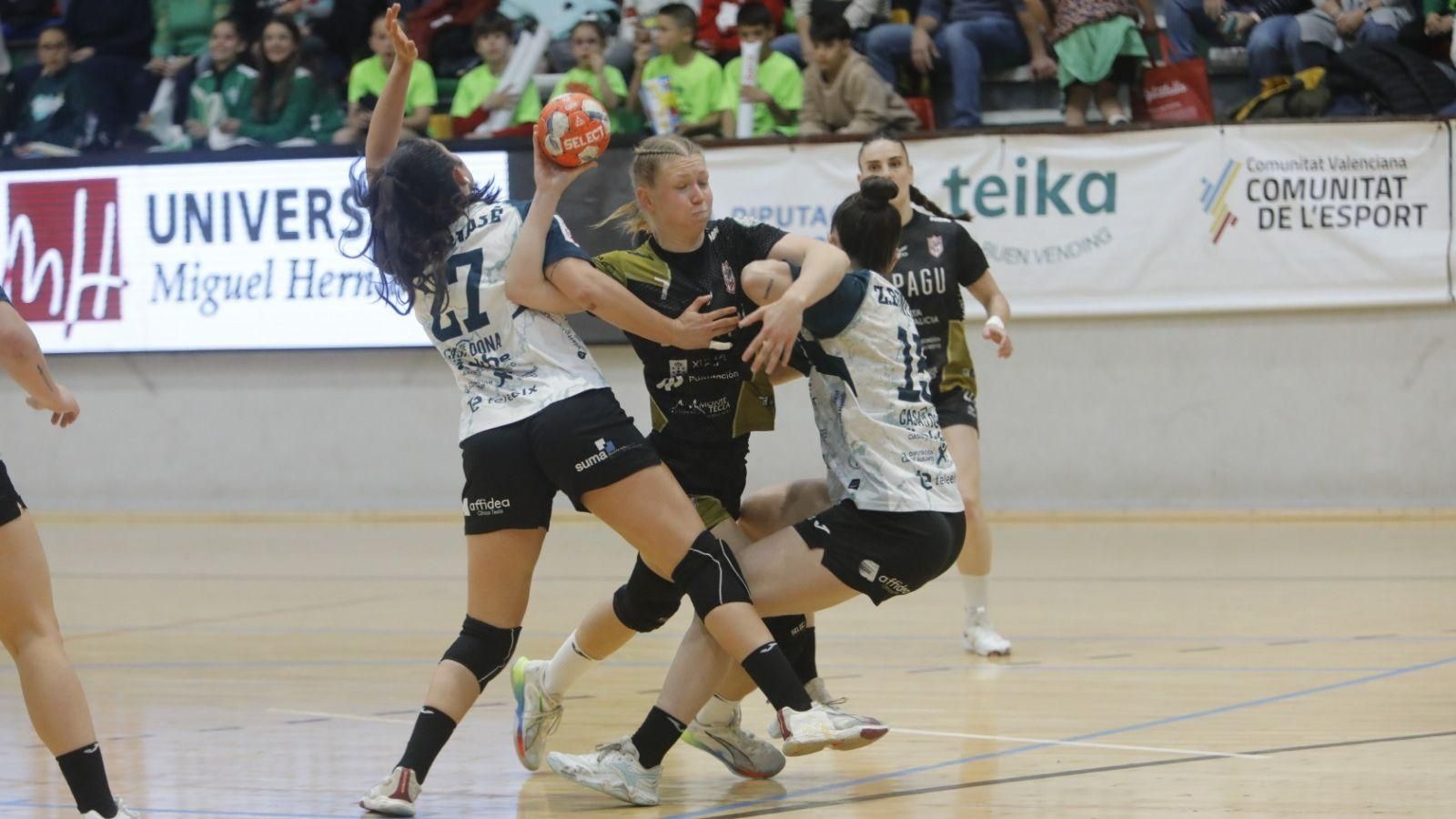 Hauptman intenta colarse entre dos defensoras del cuadro ilicitano.