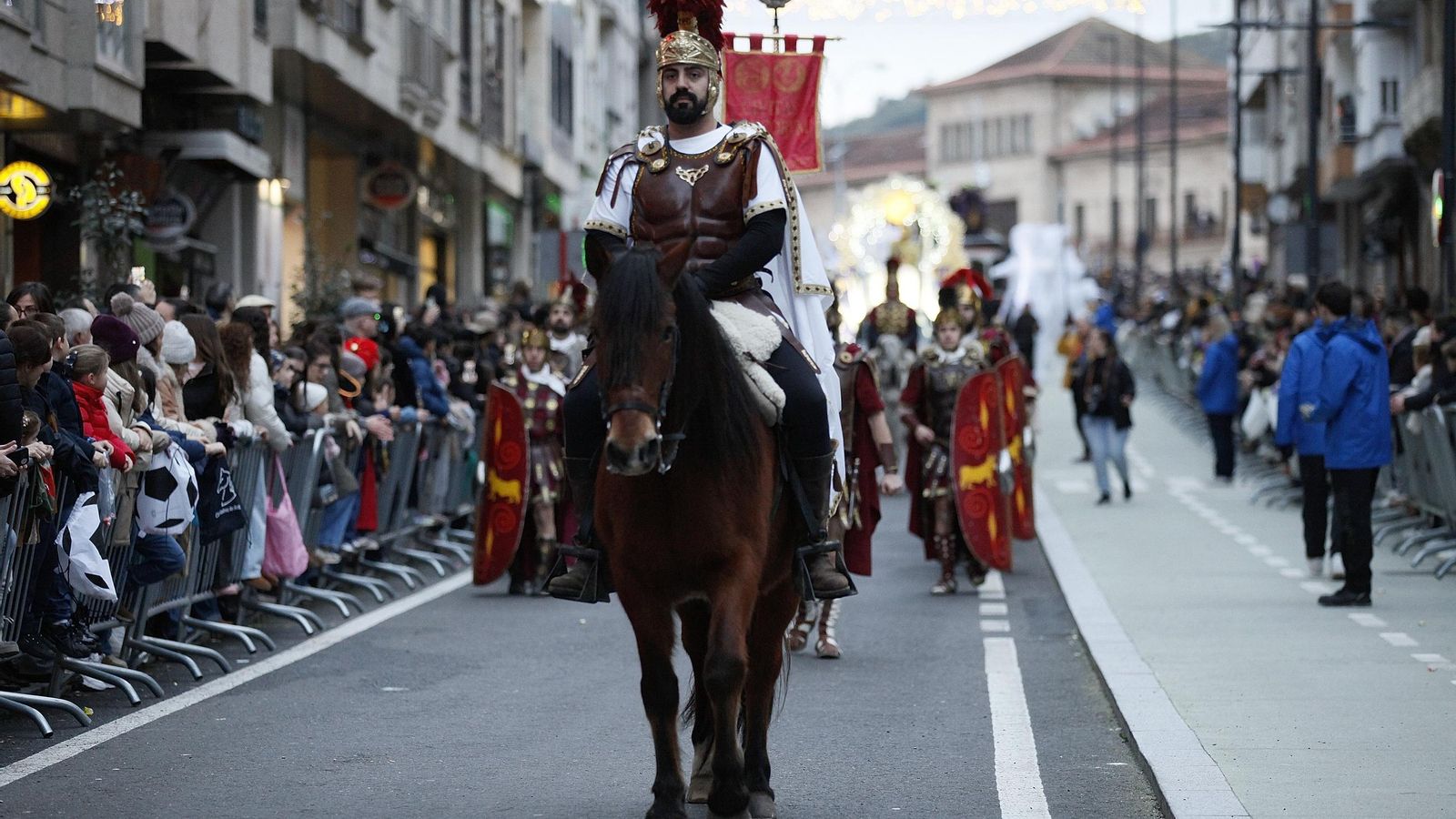 Los legionarios romanos se integraron al desfile.