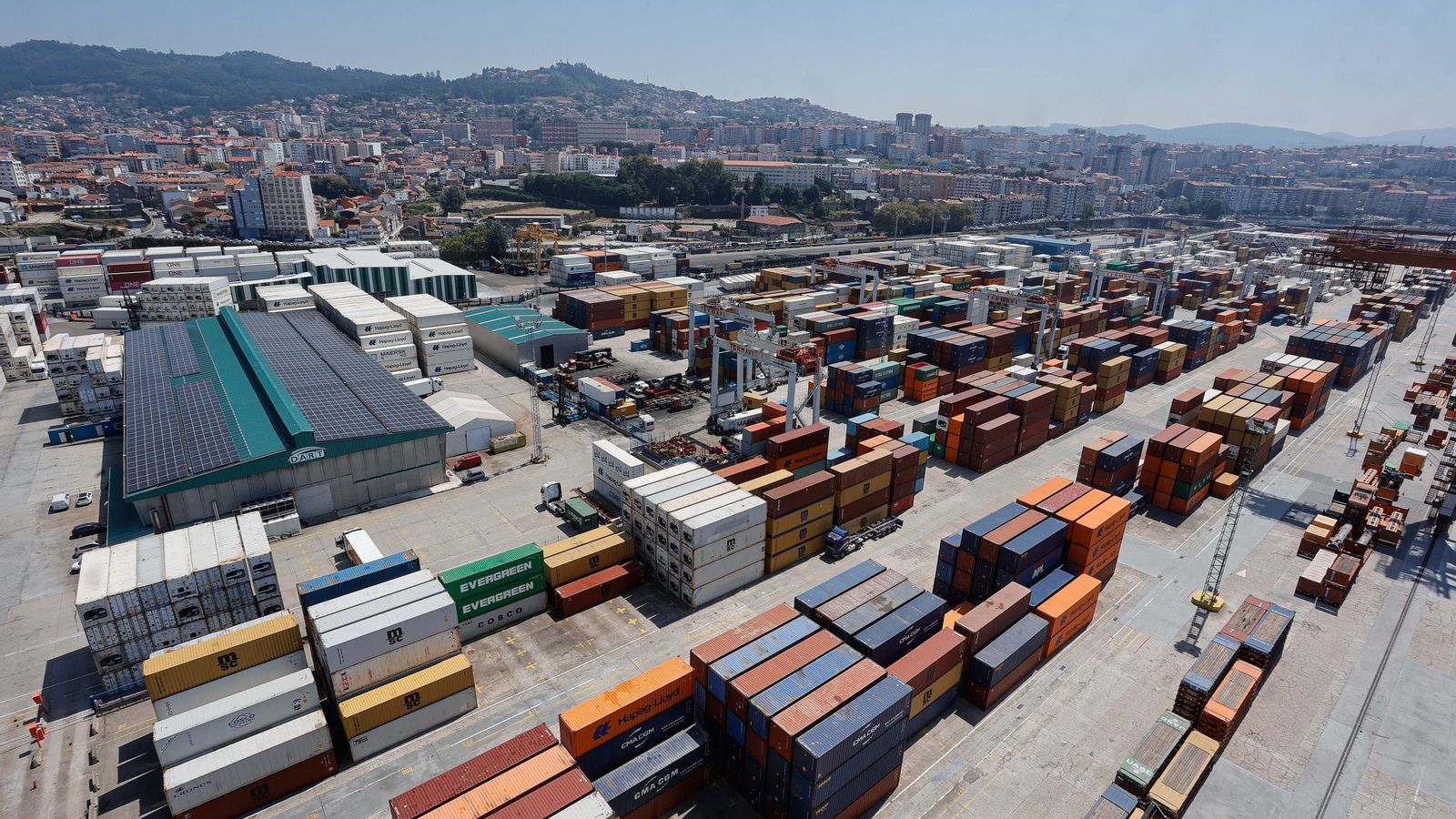 Galería | Una supergrúa de 110 metros se instala en Guixar