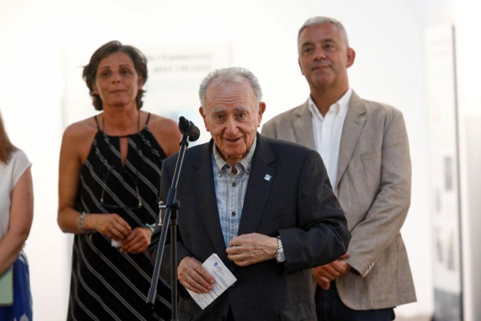 Marta Lucio y Xesús Alonso Montero y a la derecha detalles de la exposición.