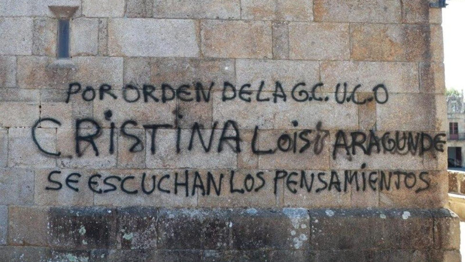 Las pintadas en uno de los muros de la iglesia de San Benito de Cambados.