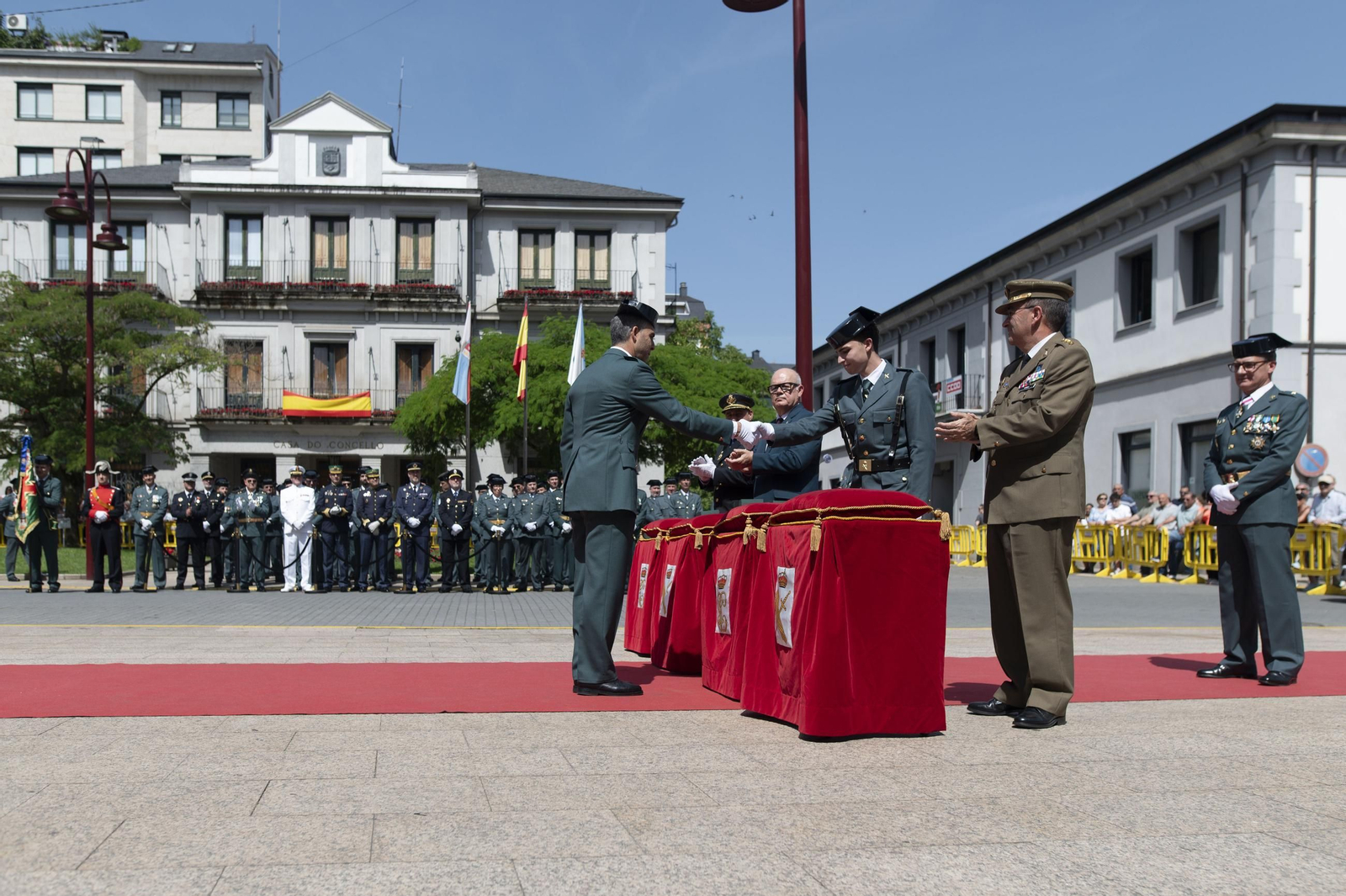 Galería | O Barco de Valdeorras se vuelca con el 182 aniversario de la Guardia Civil
